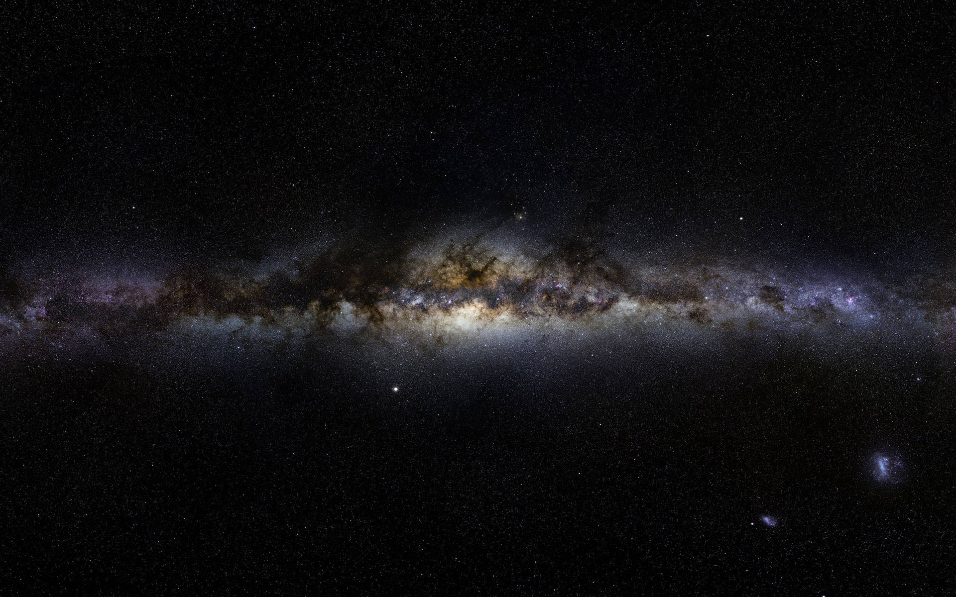 銀河系在黑暗夜空中帶有發光星雲和星星。