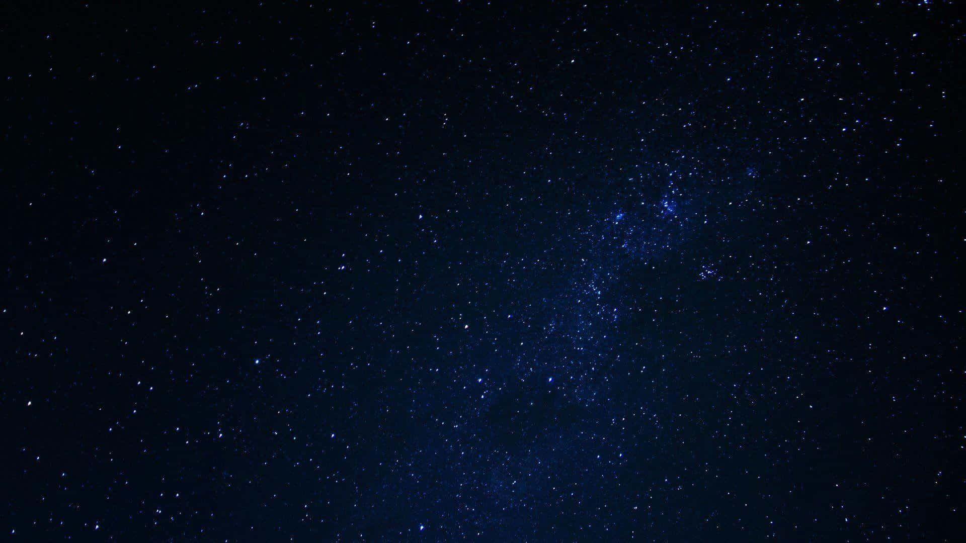 銀河系在深藍色夜空中閃爍著星辰。