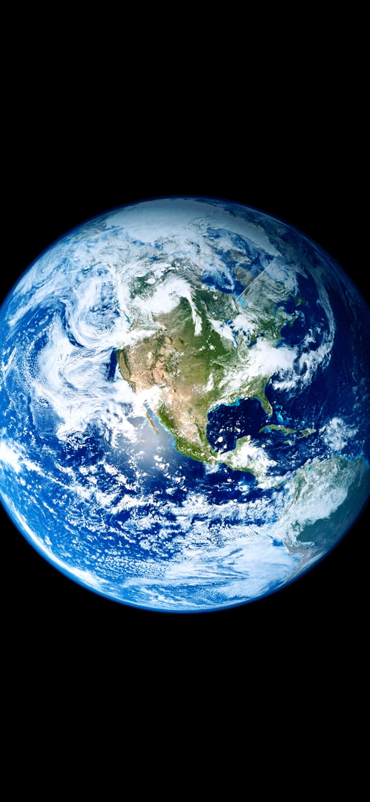 黑暗宇宙與地球背景 壁紙 — 從太空俯瞰地球的壯麗景色，顯示北美洲被旋轉的雲層和深藍色的海洋包圍，背景是太空的黑色虛空。