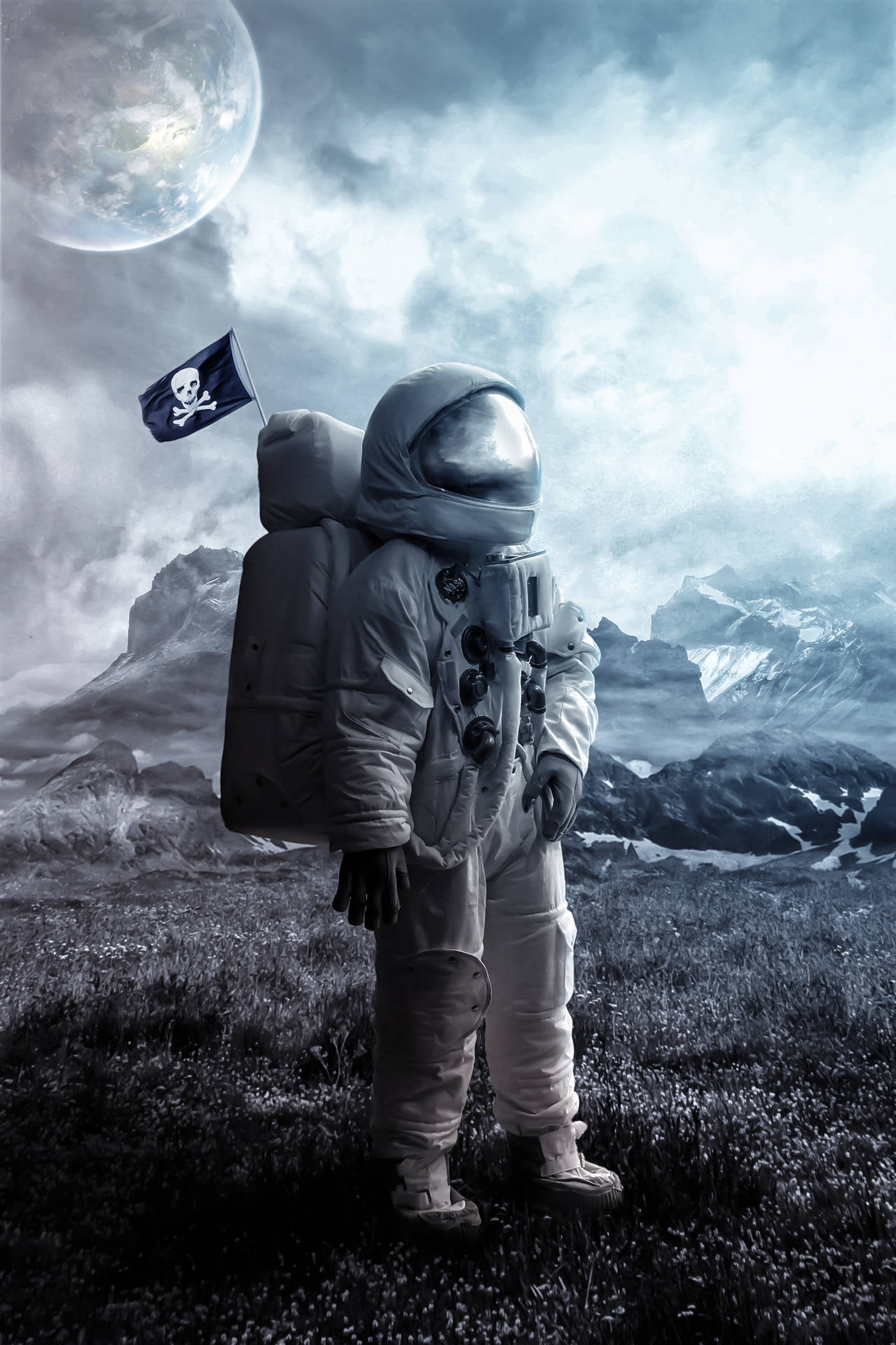 外星行星上太空人手持海盜旗，天空中有地球。