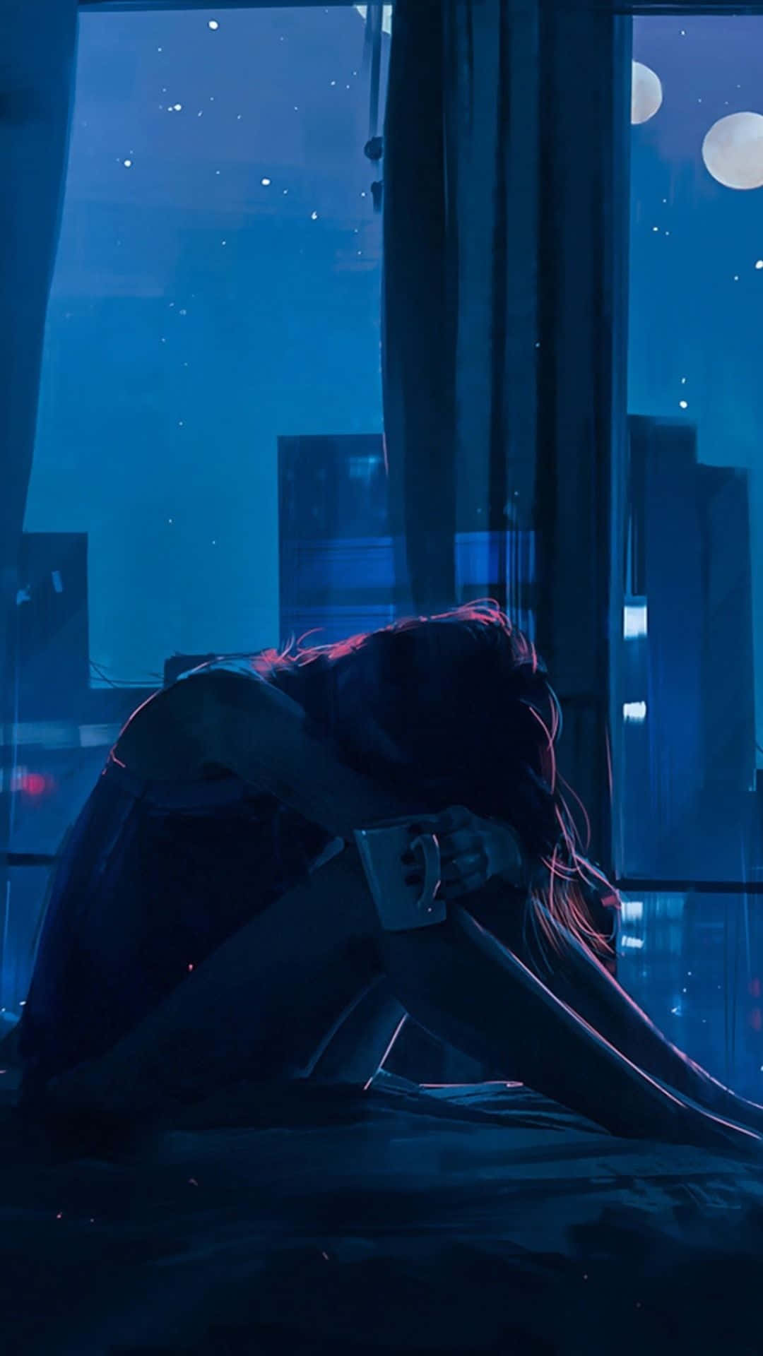 夜晚獨自坐在窗邊拿著杯子的人