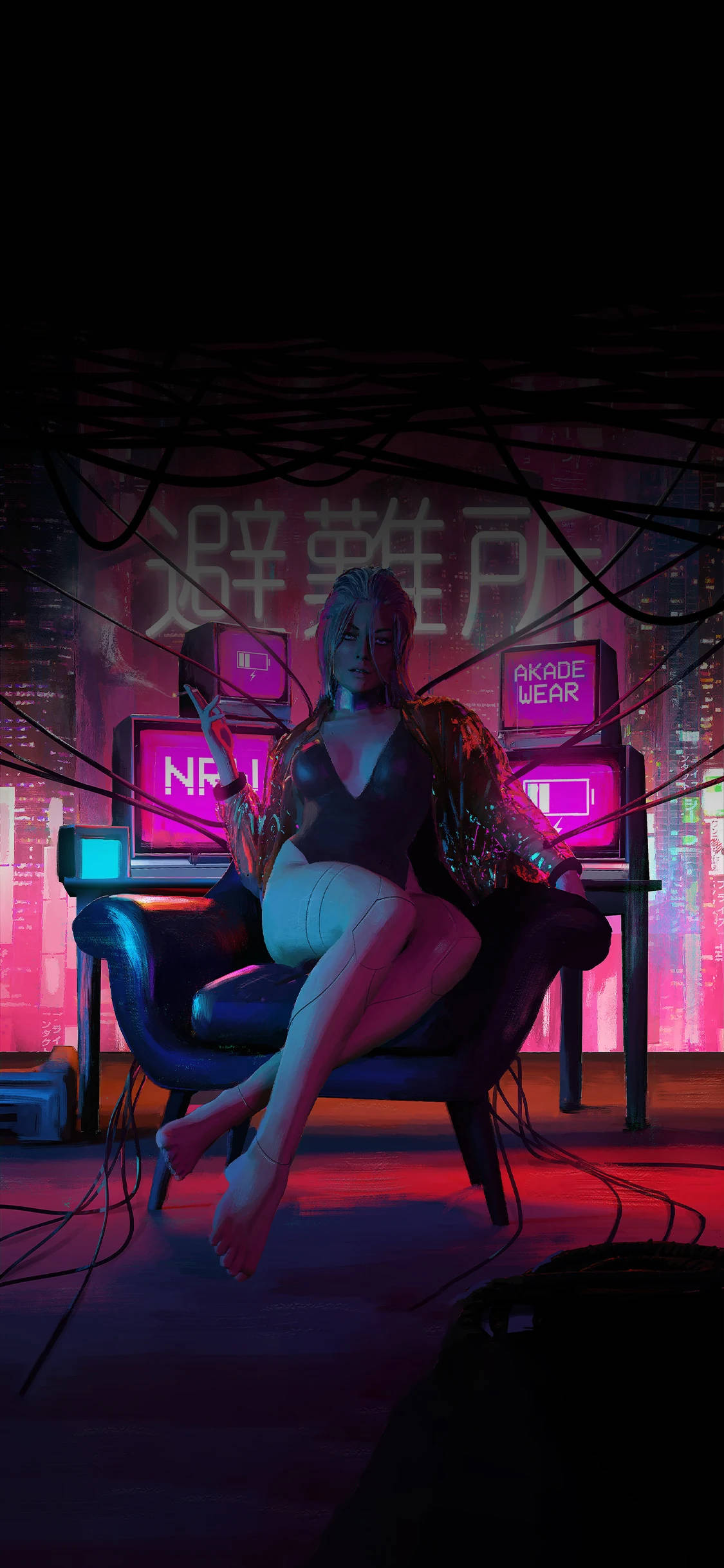 黑暗房間中的手機女孩 壁紙 — 一位賽博龐克女性在昏暗的未來感房間裡，坐在椅子上，周圍環繞著發光的霓虹屏幕和纏繞的電線。