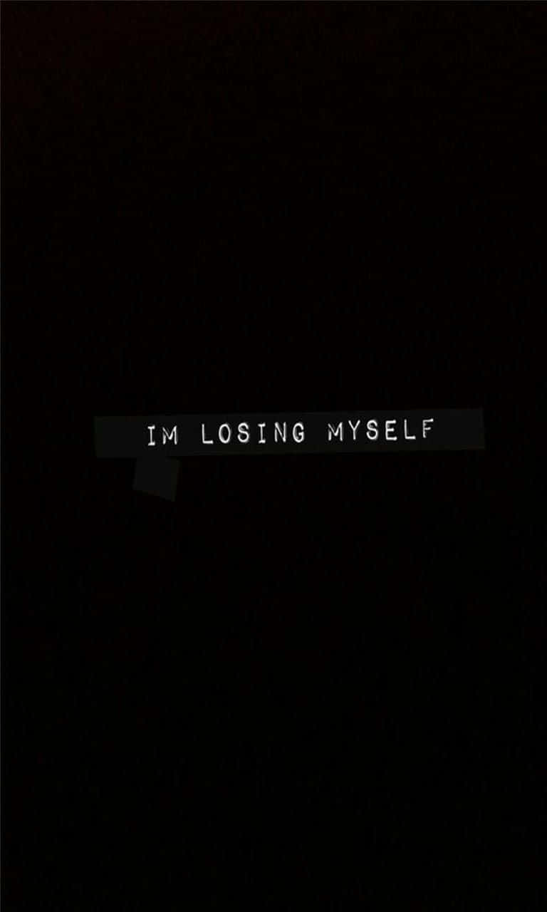黑色背景上，深灰色橫幅以白色文字顯示「IM LOSING MYSELF」。