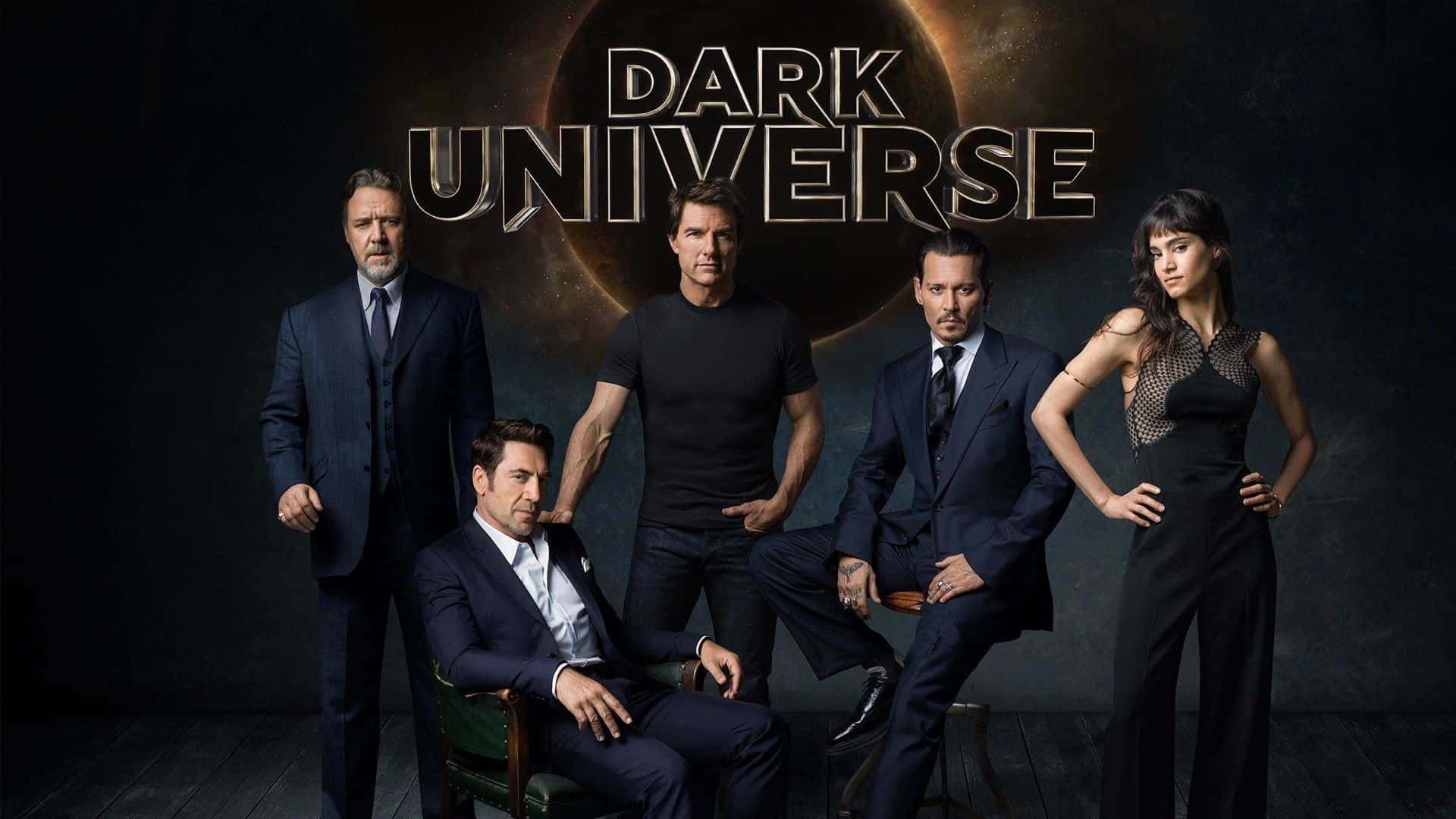 五位演員身穿深色正裝，在帶有'Dark Universe'文字的宇宙日食背景前擺姿勢。