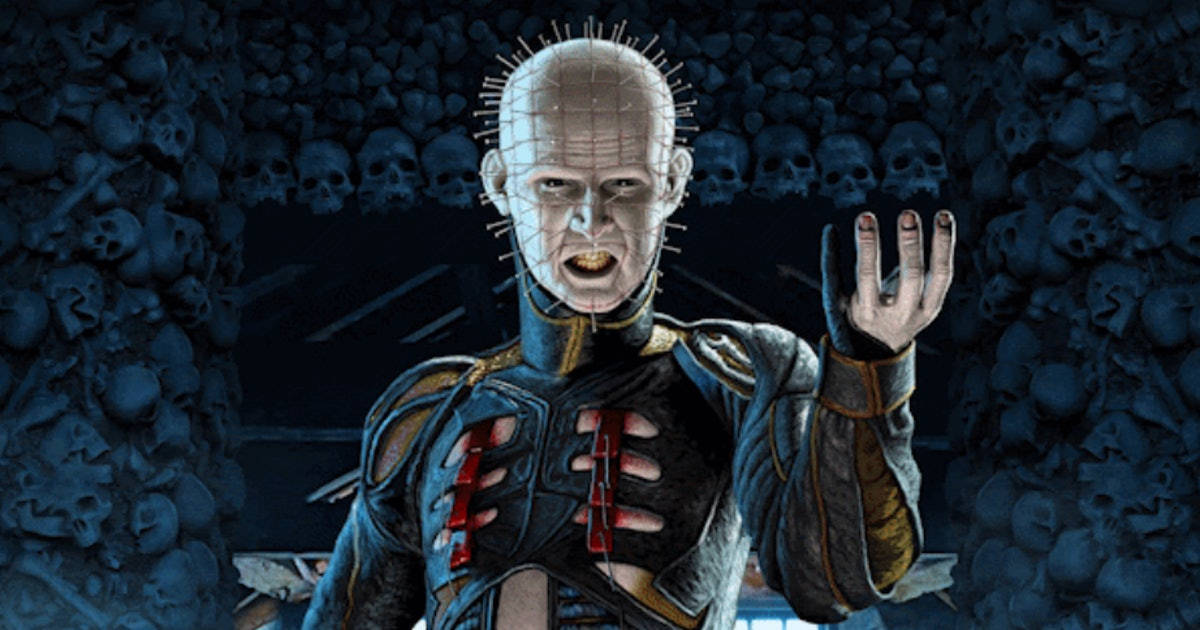 黑暗痛苦之王——皮因海德的恐怖榮光 壁紙 — Pinhead 在一個由發光眼睛和舉起的手組成的骷髏牆中，以深藍色調威脅性地站立。