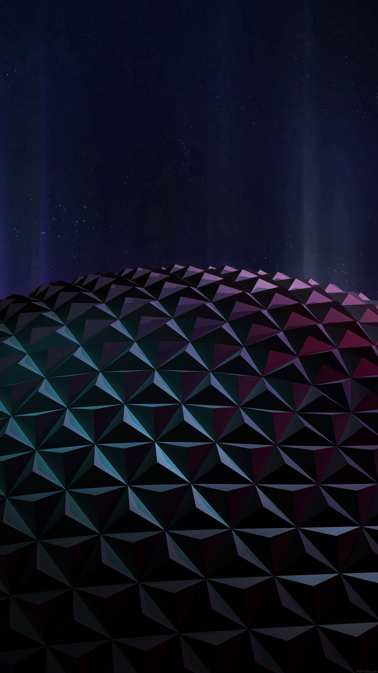 黑暗的Epcot球體 壁紙 — 一個帶有三角形切面的幾何圓頂在繁星點點的夜空下發光，伴隨著紫色極光。