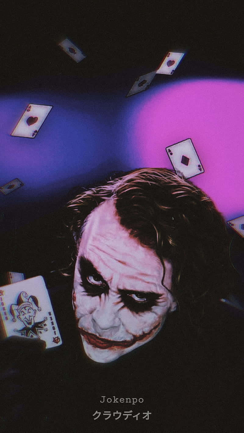 小丑被漂浮的撲克牌包圍，在霓虹燈下。