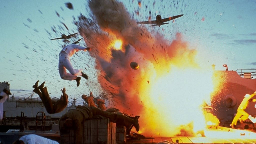 黑暗記憶：珍珠港轟炸 壁紙 — 軍艦上發生巨大爆炸，水手被炸飛到空中，戰鬥機在晴朗的天空中呼嘯而過。