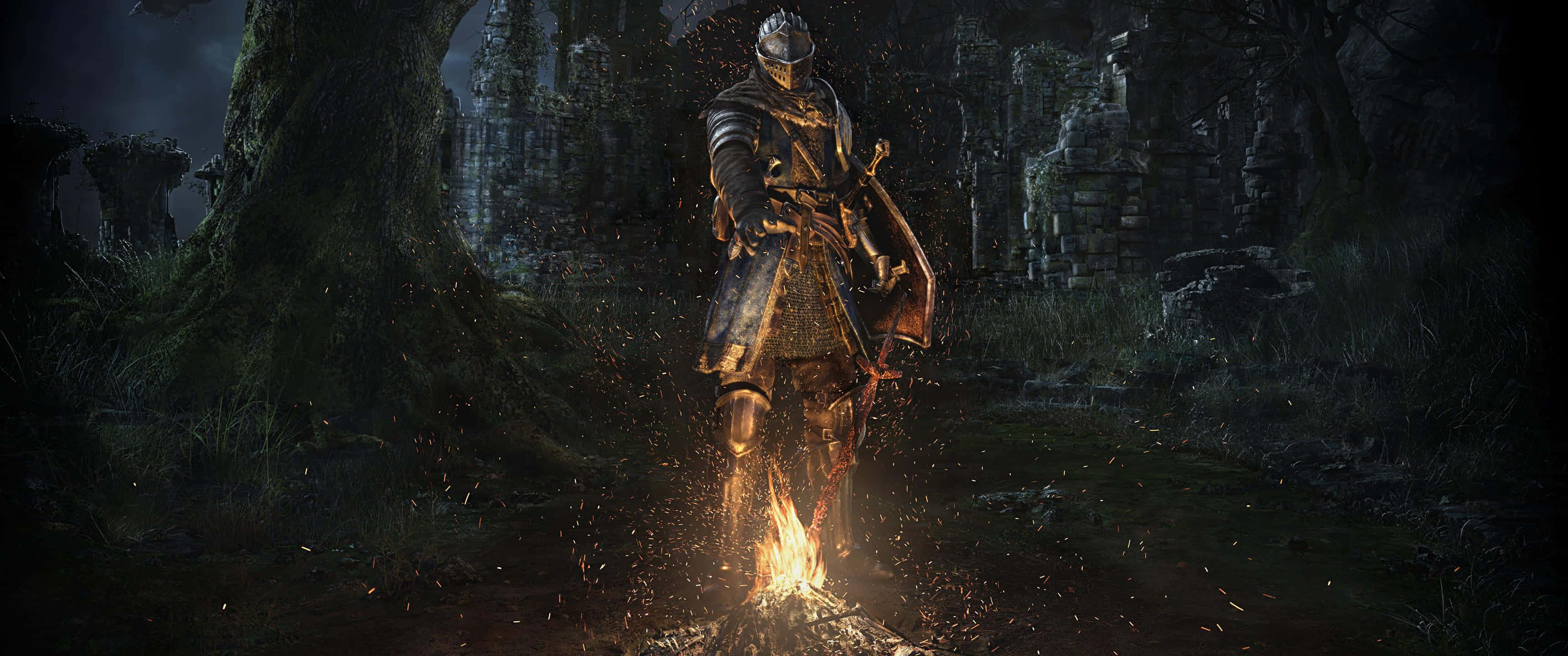 《黑暗靈魂：重製版》3440x1440 遊戲 壁紙 — 一位身穿重甲的騎士站在黑暗迷霧森林中的營火旁，背後有古老的廢墟。