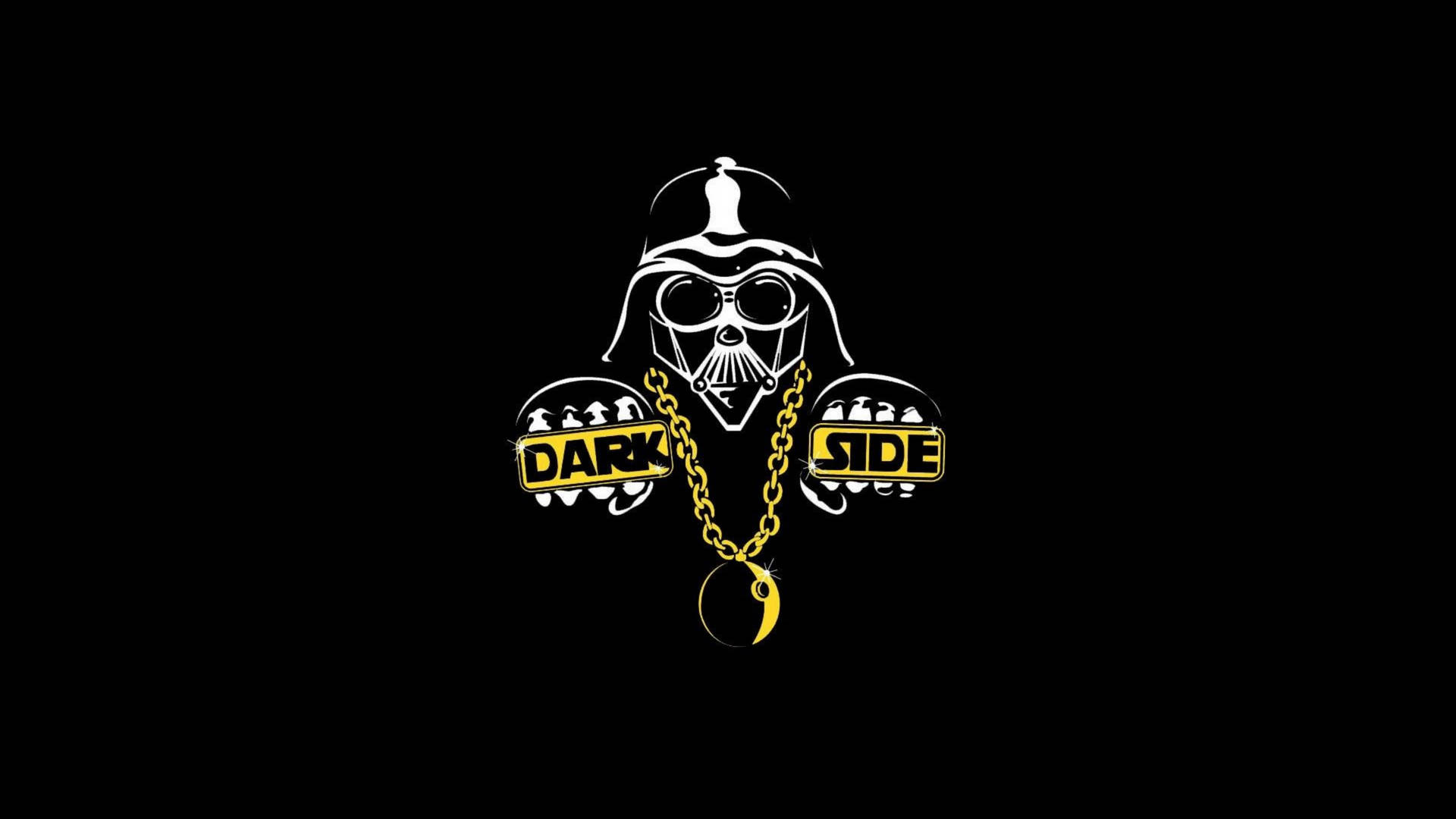黑武士頭骨戴著護目鏡，配有金鏈和「Dark Side」標誌。