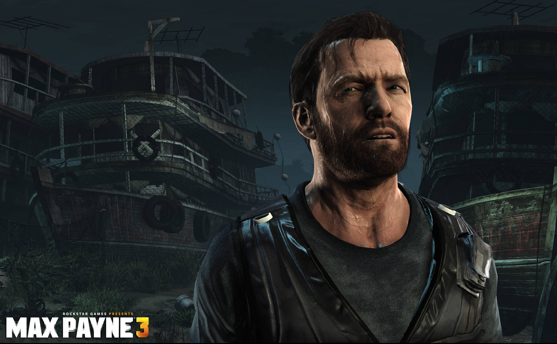 Max Payne 站在雨中的城市小巷，旁邊是腐朽的船隻，在夜晚。