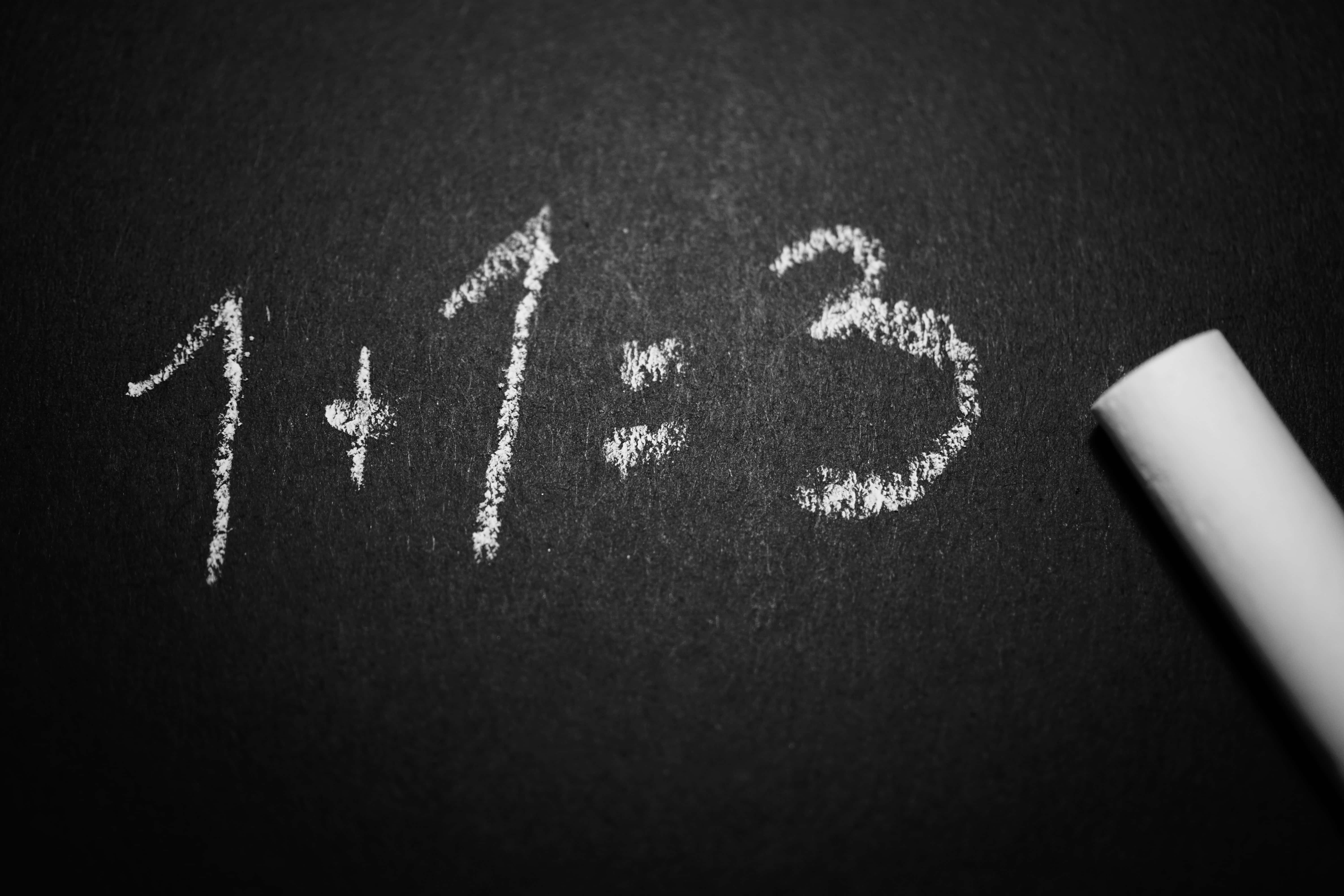 黑板上面寫著數字11 壁紙