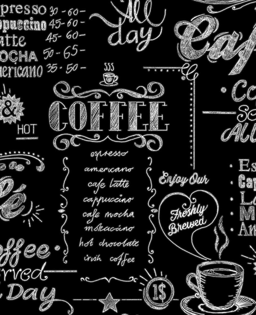 Black Coffee 桌布 壁紙 — 黑板風格咖啡菜單，以粉筆繪製飲品和價格，採用優雅字體和裝飾性漩渦。