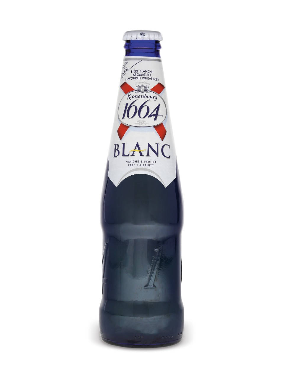 白色背景上的藍色 Kronenbourg 1664 Blanc 啤酒瓶。
