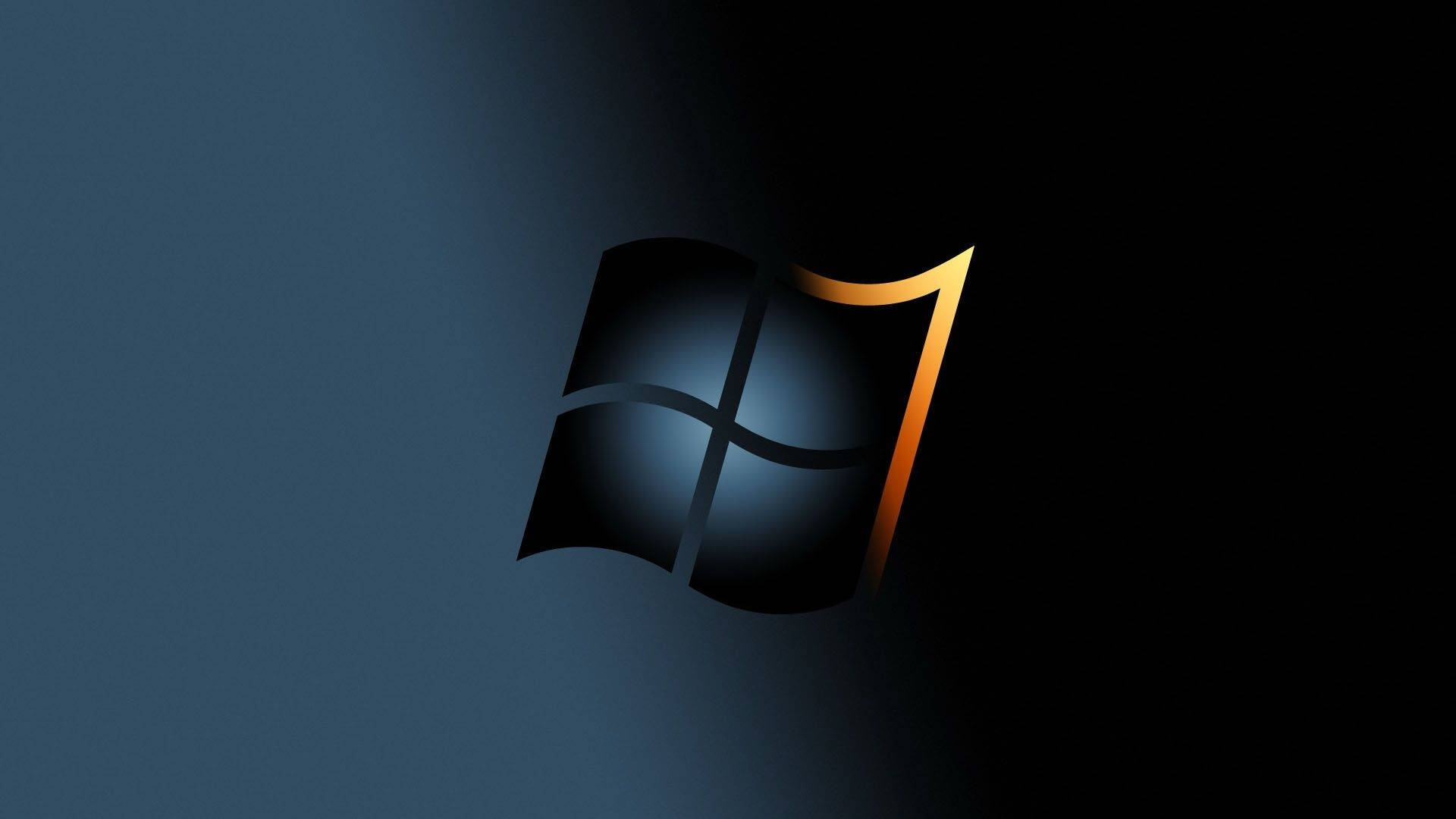 黑橙3D 4K Windows標誌 壁紙 — Windows 7 標誌在深藍色漸變背景上發出金色邊緣的光芒。