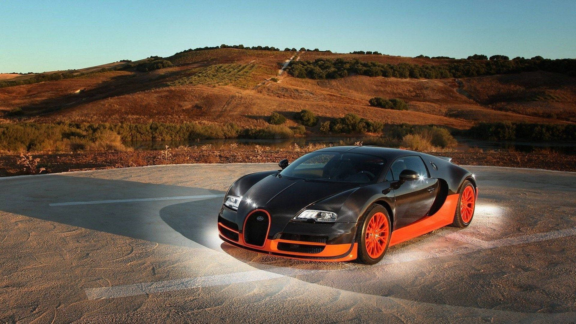日落時分，一輛黑色和橙色的Bugatti Veyron停在蜿蜒的道路上。