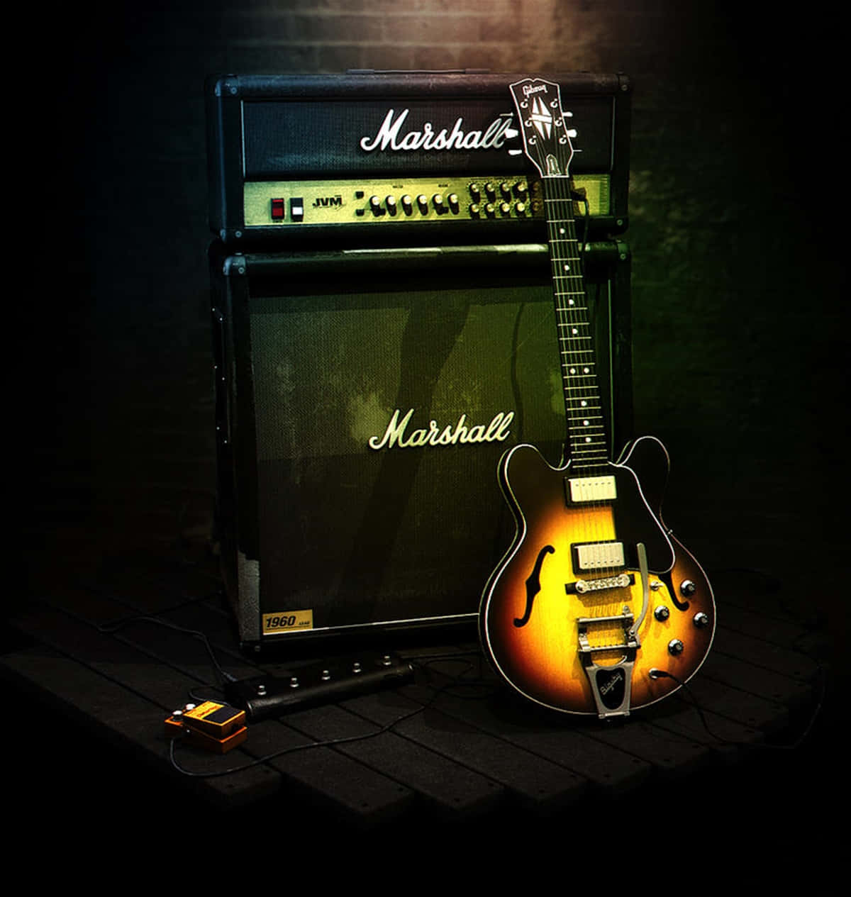 復古旭日紋結他和 Marshall 擴音器在黑暗錄音室的木地板上。