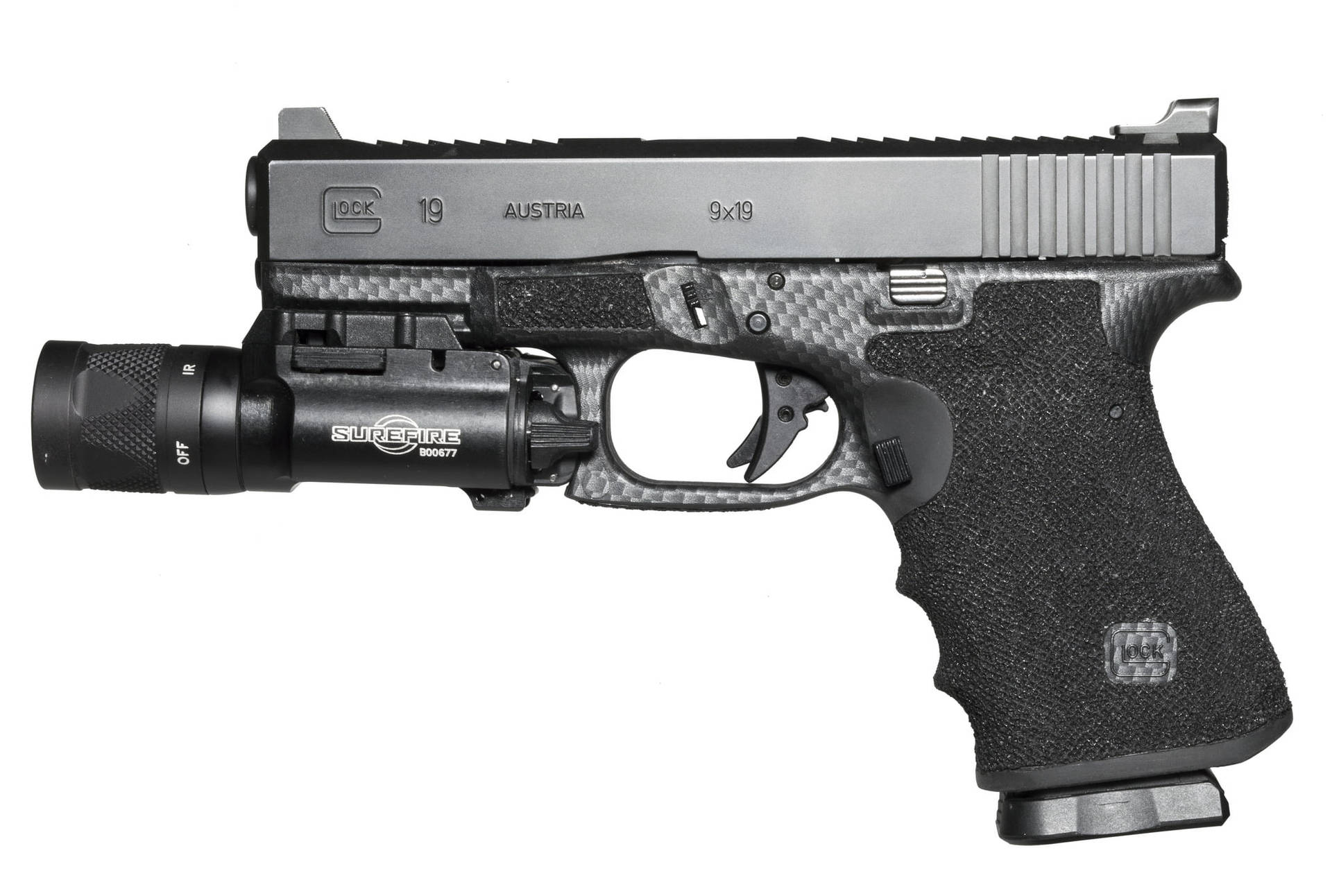 黑色碳纖維握把Glock 19手槍，配有SureFire戰術燈。