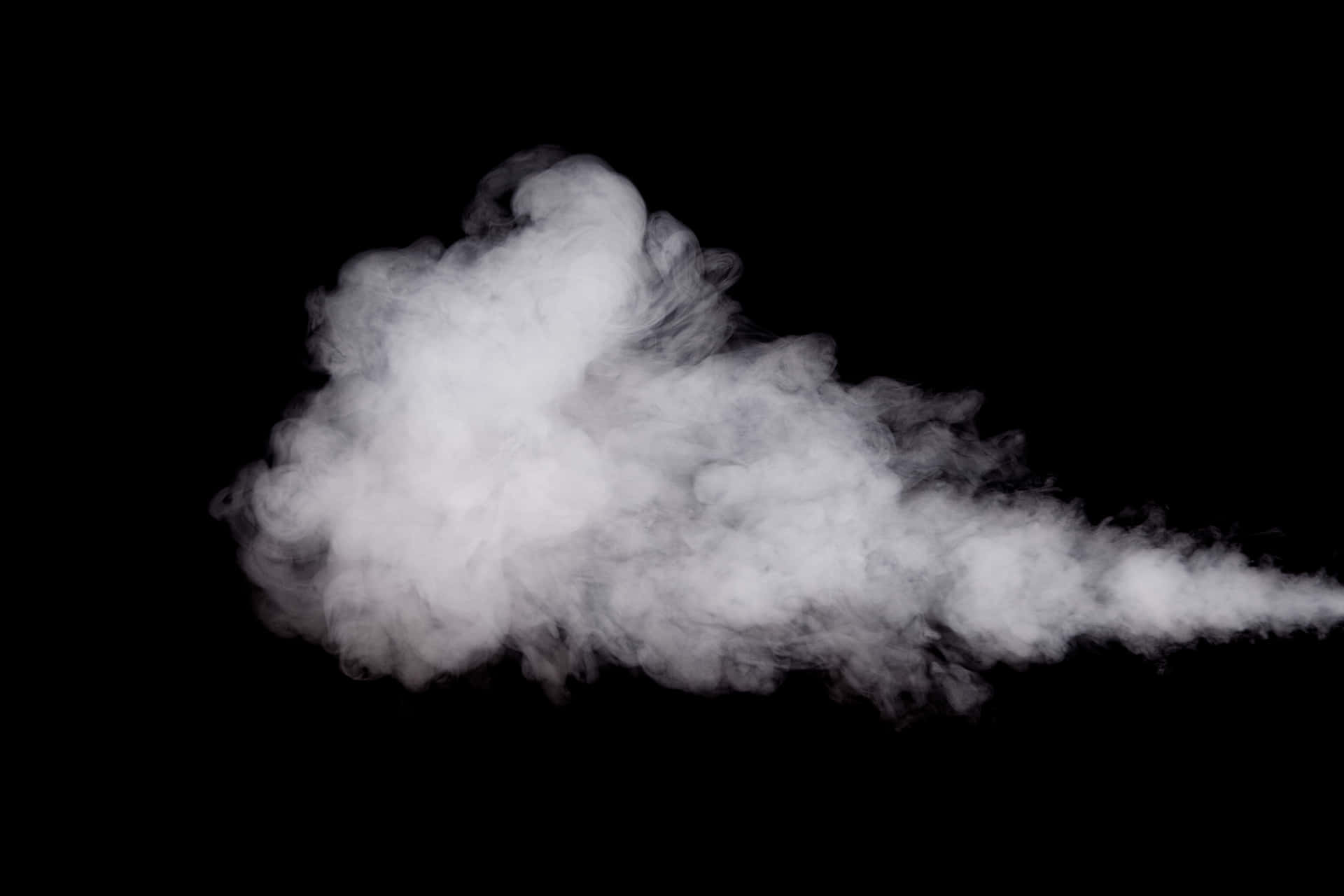 黑色背景上旋轉的白煙雲。