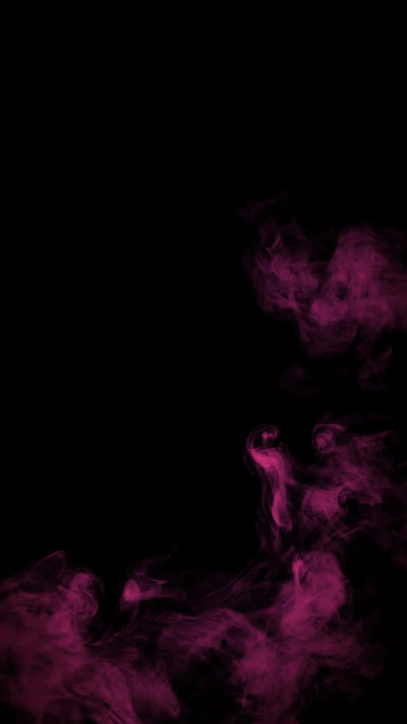 洋紅色煙霧在黑暗中飄散，邊緣帶有柔和的光芒。