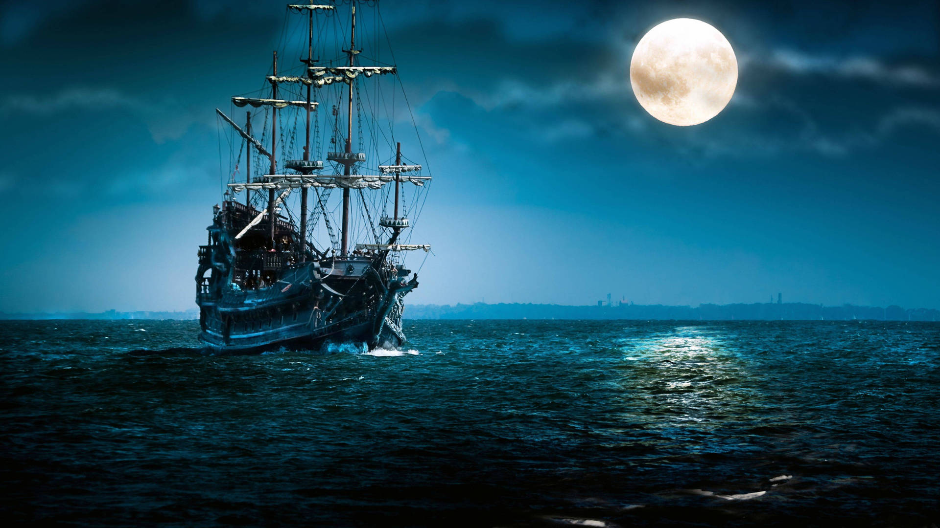 海盜船在夜間滿月下航行於黑暗的海洋上