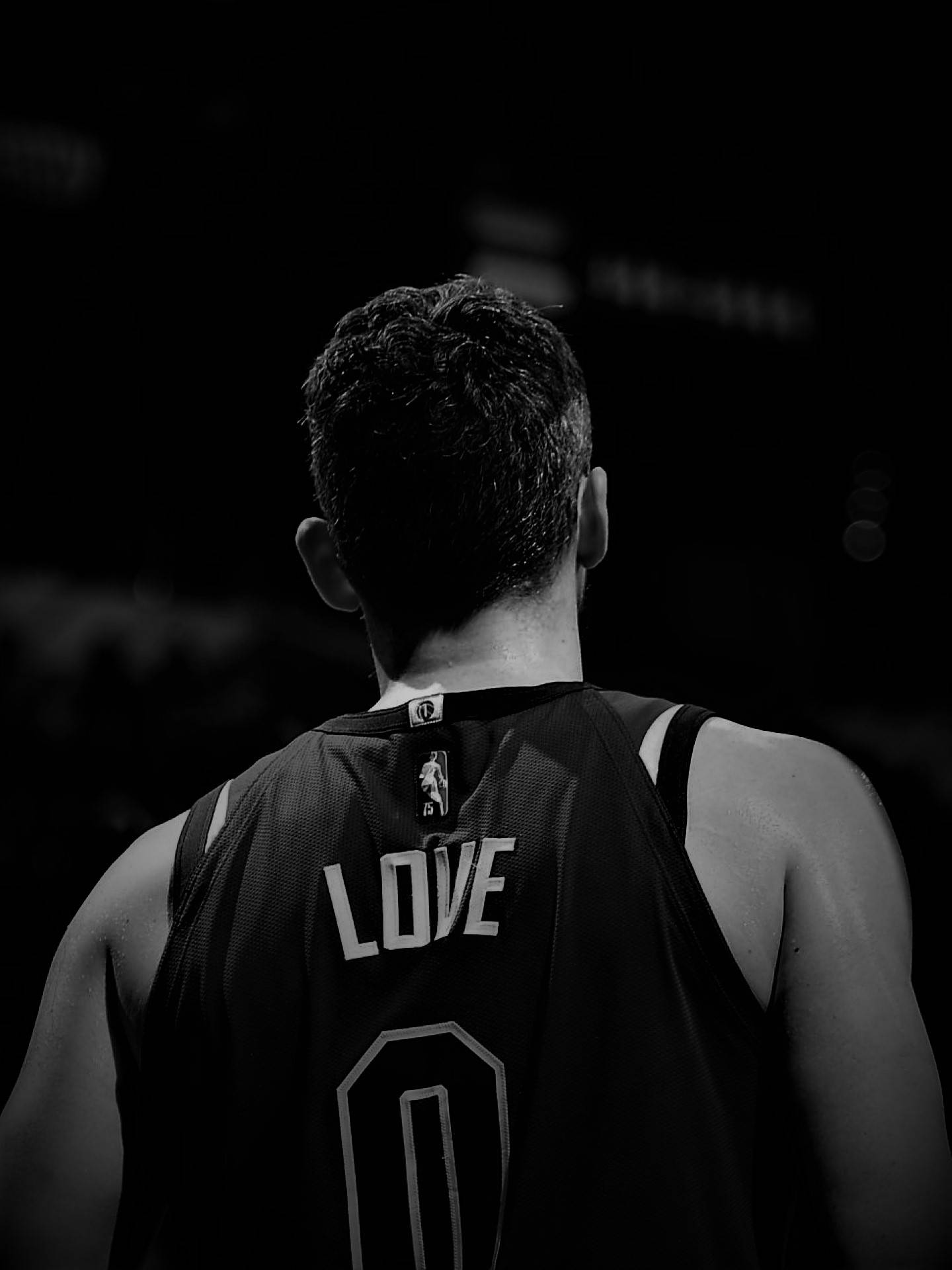 黑白 Kevin Love 壁紙 — 一名籃球運動員背部的黑白特寫，顯示其球衣上的名字LOVE和號碼0。