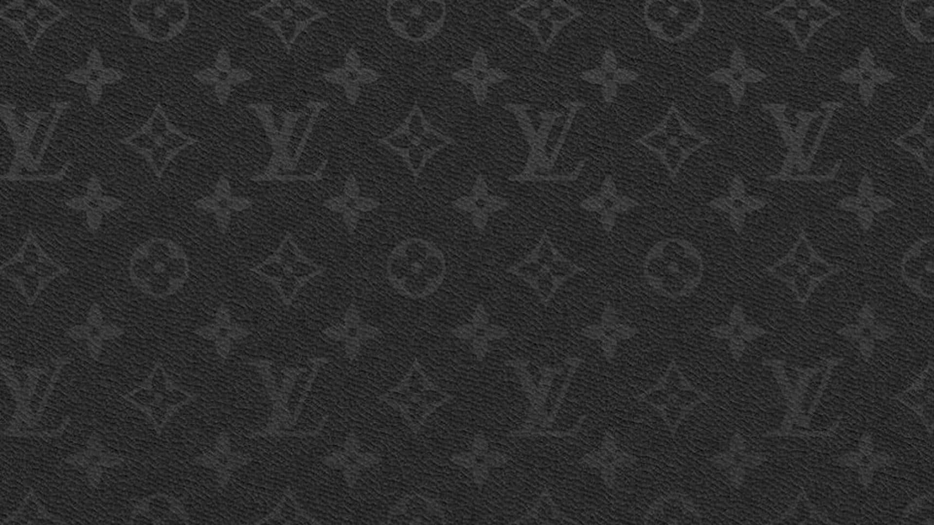深色紋理皮革，帶有重複的字母組合圖案。
