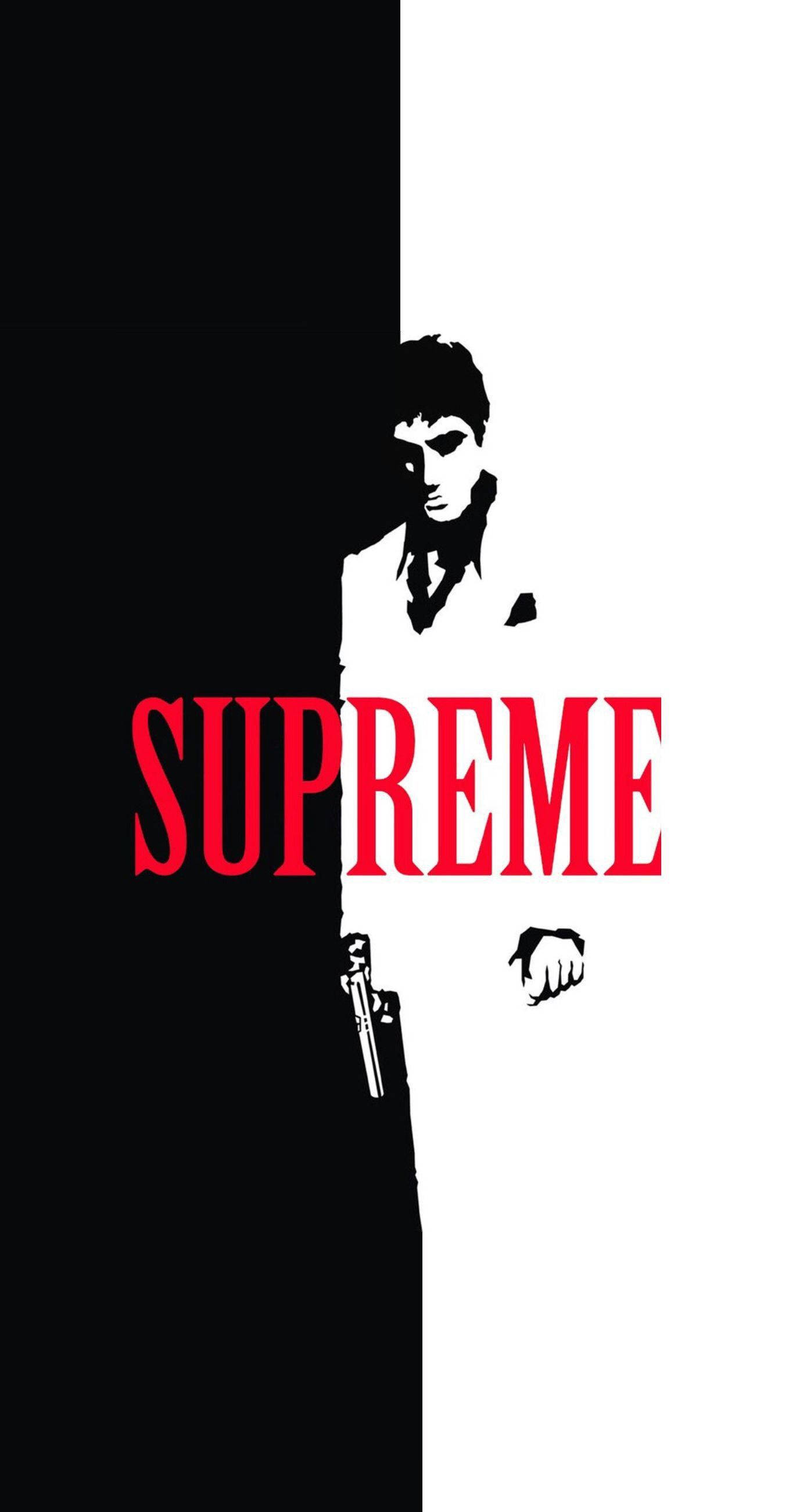 黑白 Supreme 壁紙 — 一張黑白分明的分割圖像，一名男子手持槍支，胸前有粗體紅色supreme文字。