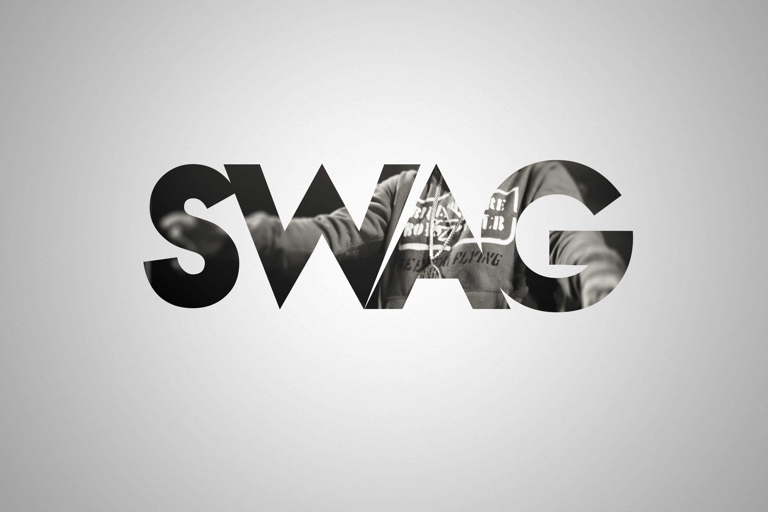黑白 Swag 壁紙 — 粗體黑色 'SWAG' 字母，字母內可見穿著連帽衫人物的單色照片，背景為漸變灰色。
