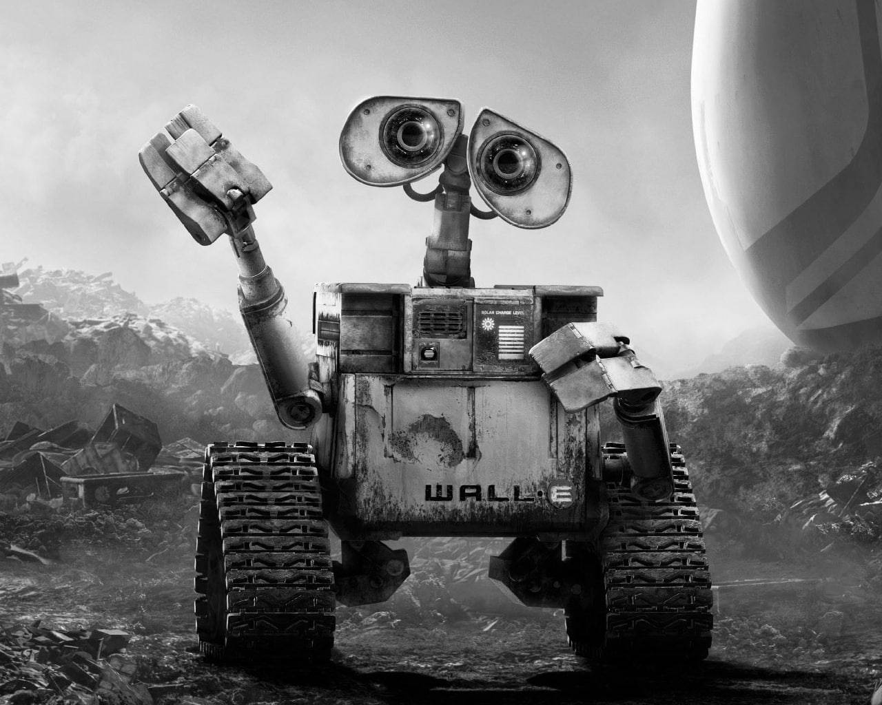 WALL-E 機器人在佈滿垃圾的荒地中，遠處有一艘太空船。