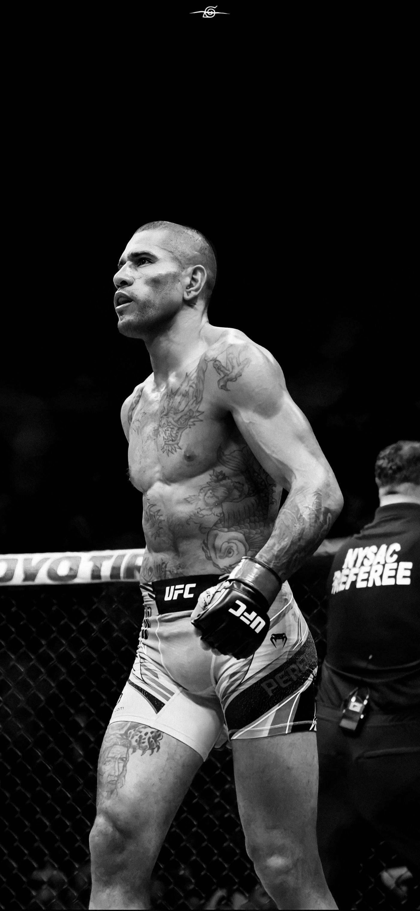 黑白Alex Pereira步入拳台 壁紙 — 一位肌肉發達、有紋身的拳手站在黑白UFC八角籠內，附近有裁判。