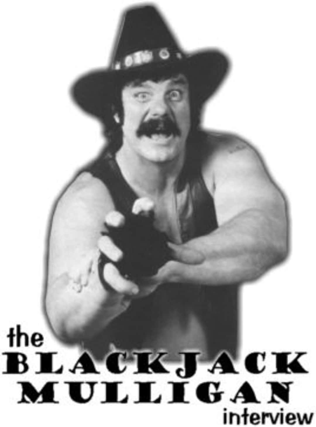 黑白Blackjack Mulligan海報 壁紙 — 摔角手 Blackjack Mulligan 戴住牛仔帽，表情強烈咁指向前面嘅黑白肖像。