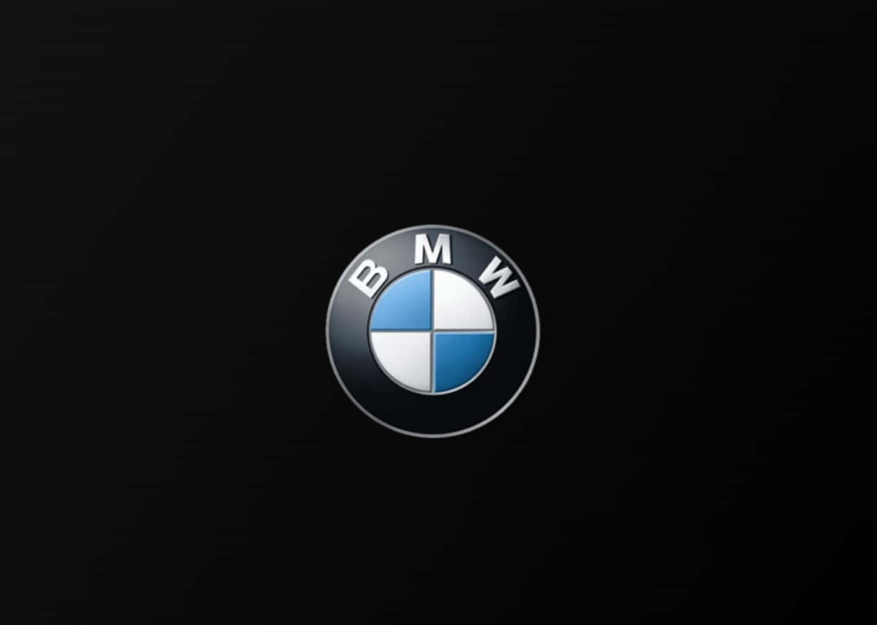 黑白BMW標誌 壁紙 — 標誌性的BMW標誌在深啞黑色背景上閃爍著金屬光澤。