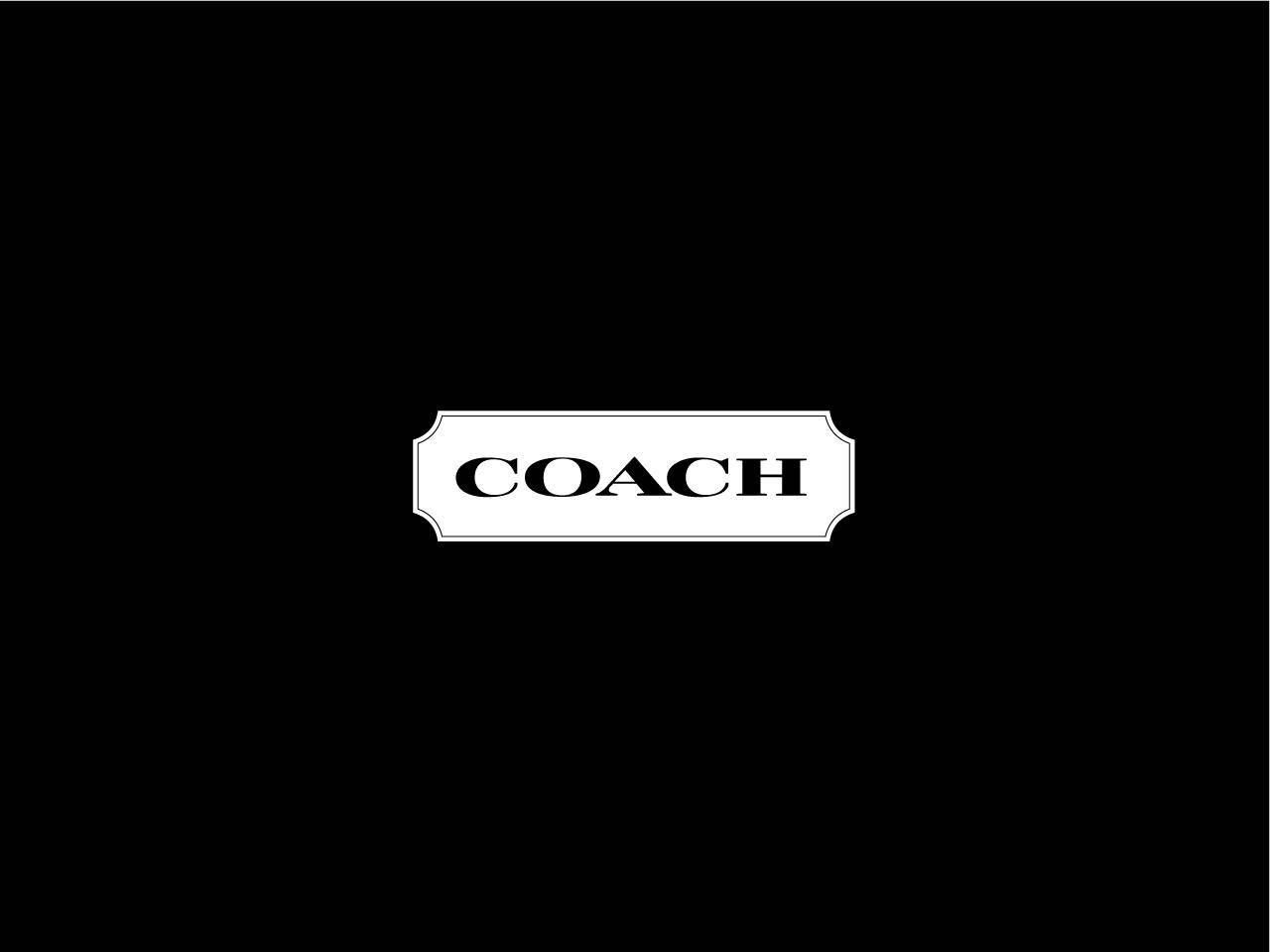 黑色背景上，白色Coach標誌居中於矩形框內。