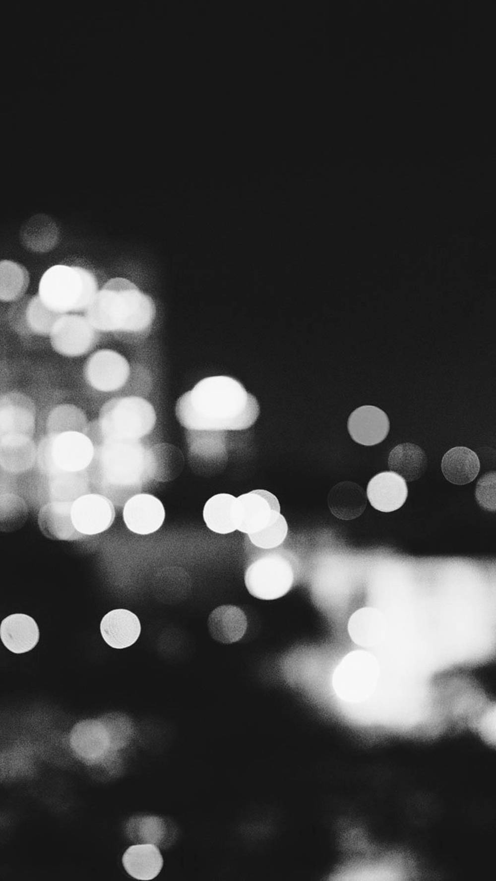 夜晚城市柔和發光的燈光，黑白散景。