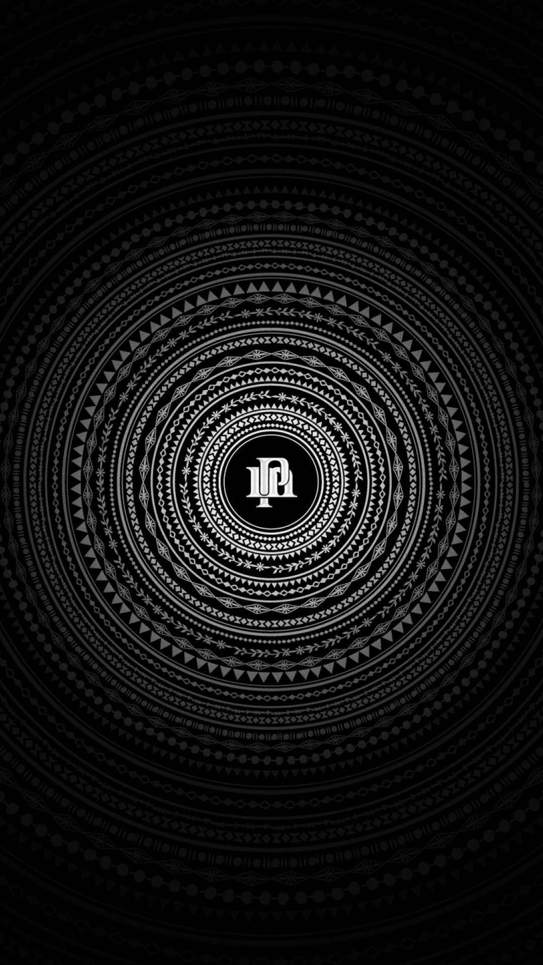 黑白幾何曼陀羅，中央有字母組合