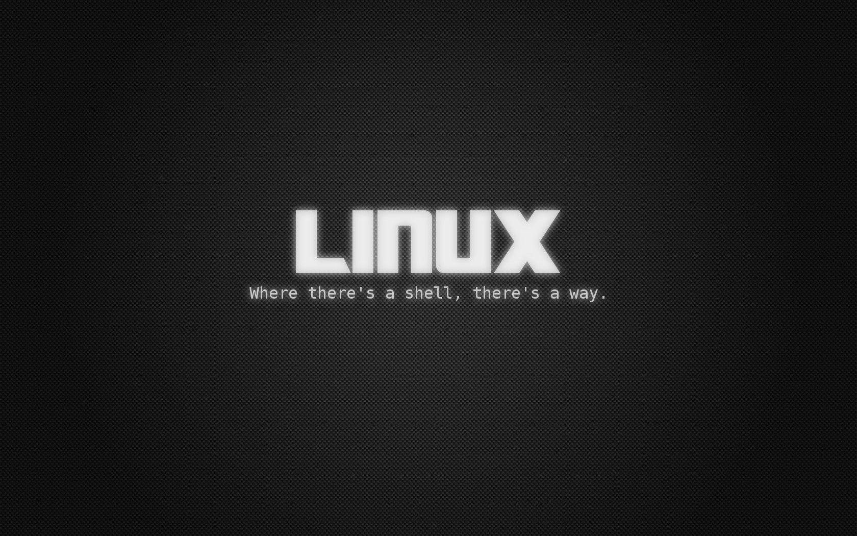 在深色紋理背景上帶有標語的Linux標誌。