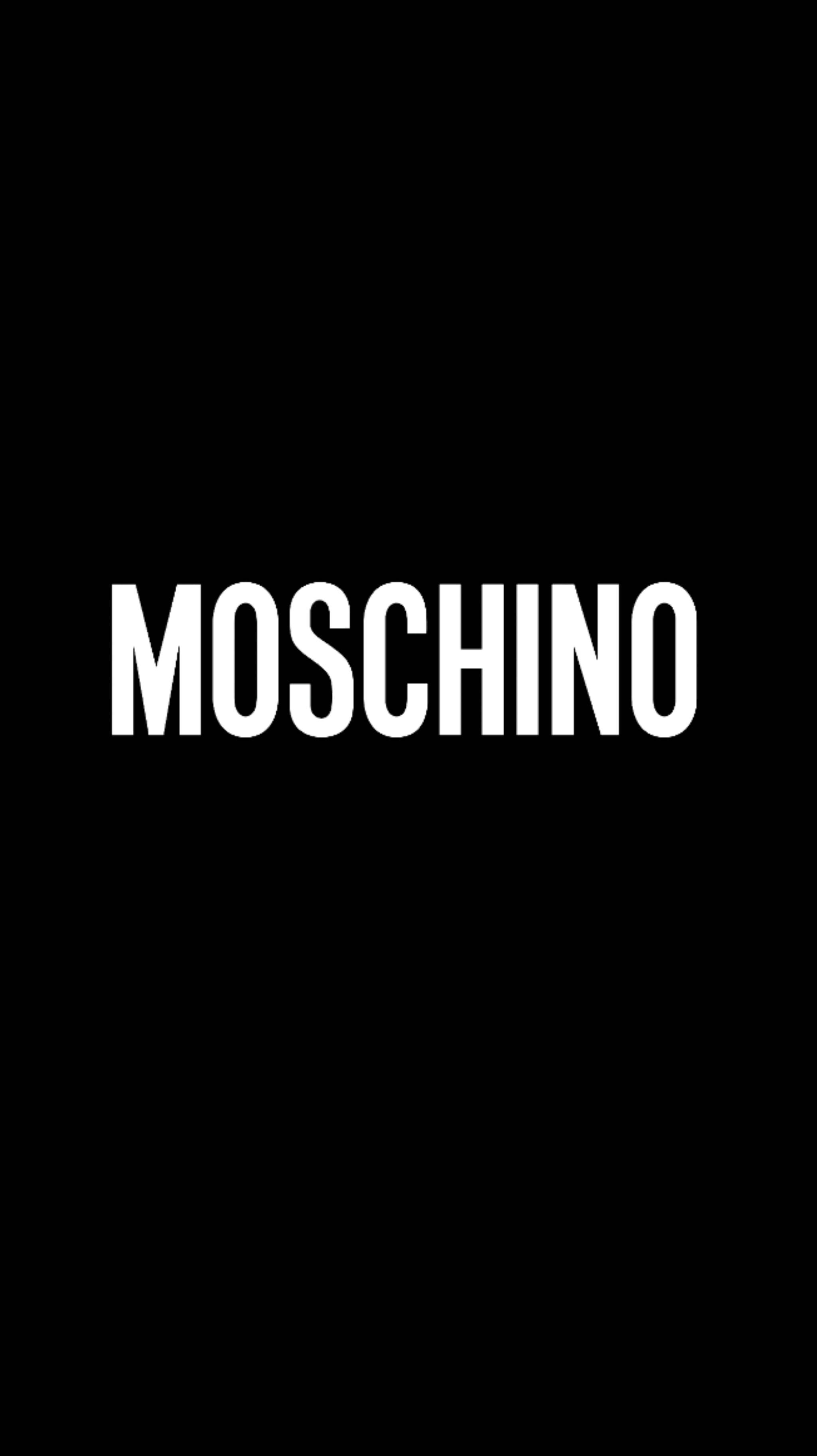 黑白Moschino 壁紙 — 在純黑色背景上置中粗體白色 MOSCHINO 文字，營造出簡約高對比的品牌宣言。