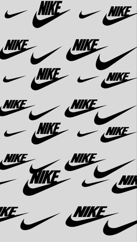 灰色背景上帶有重複黑色Nike標誌和勾號的Wallpaper。