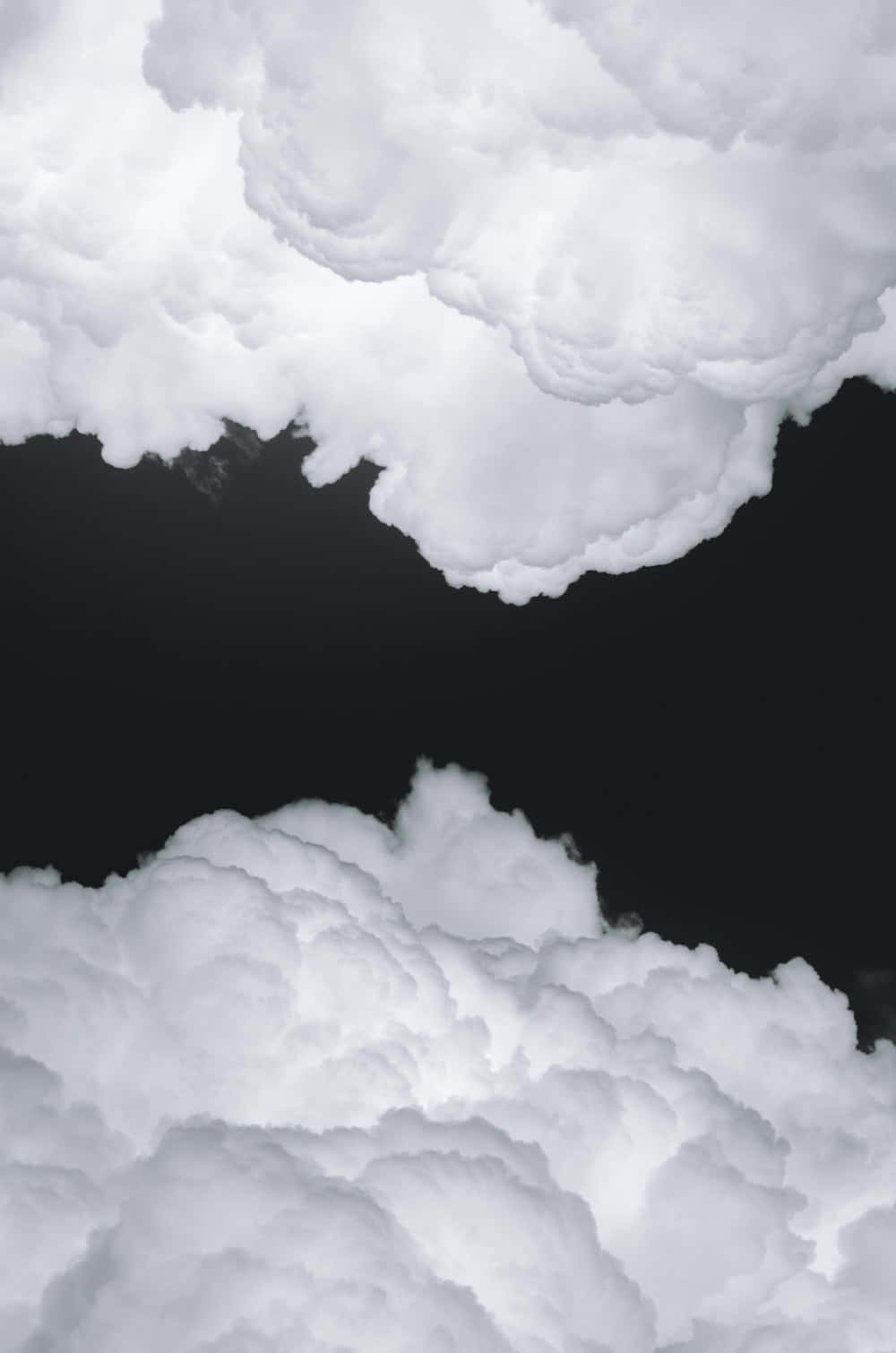戲劇性的白色雲朵在黑色天空中，具有高對比度紋理。