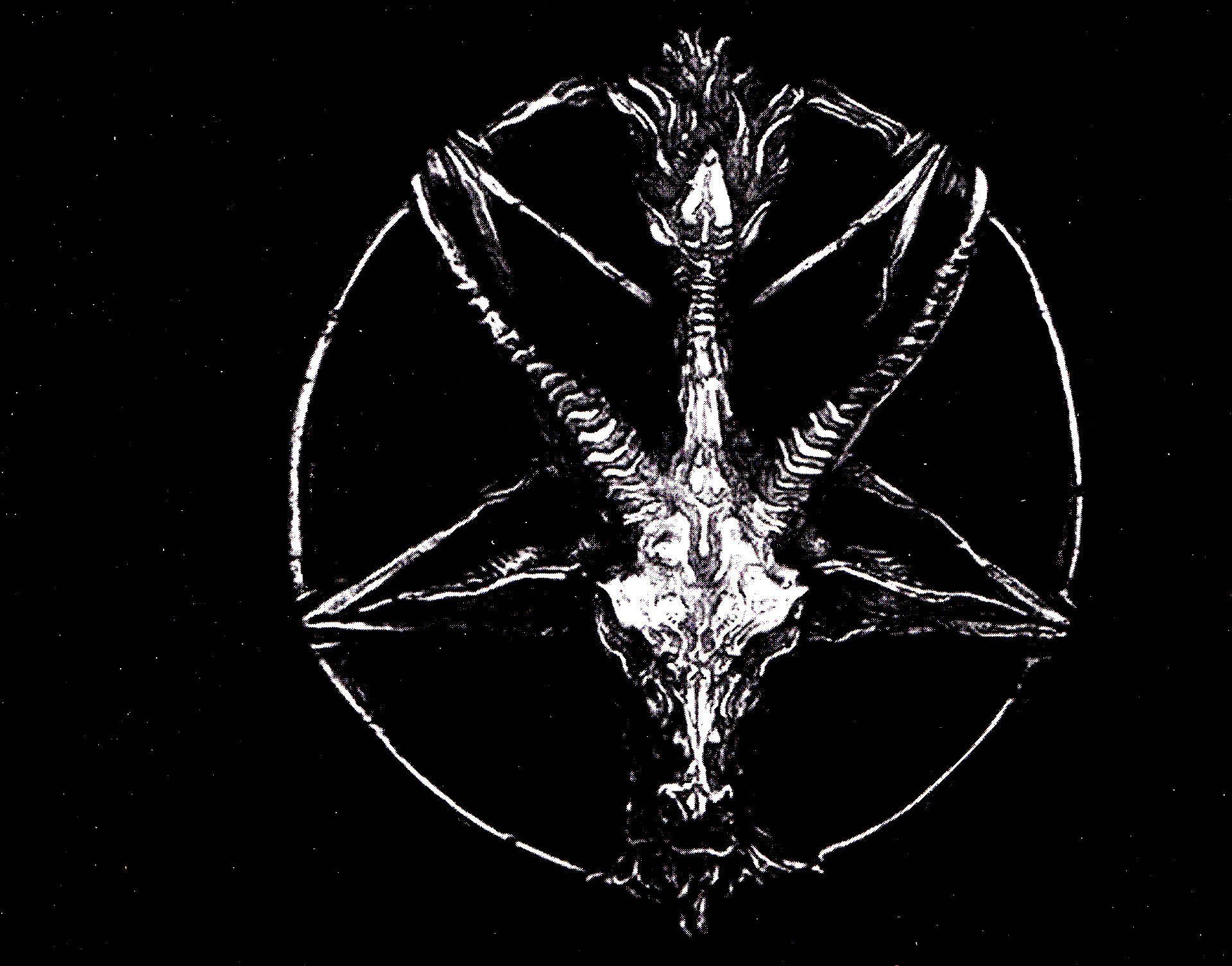 五角星圓圈內帶有角的惡魔山羊頭骨，黑白。