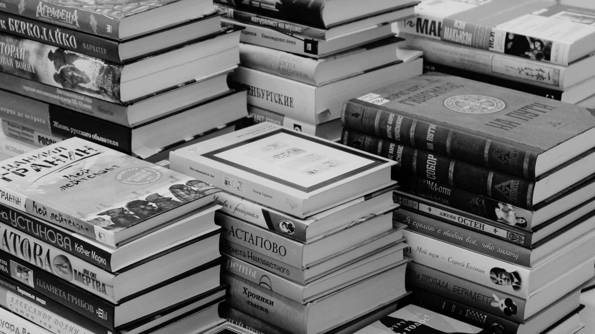 Black And White Book 桌布 壁紙 — 黑白俄語書籍的堆疊，以多樣的書脊和標題營造出有紋理的知性靜物。