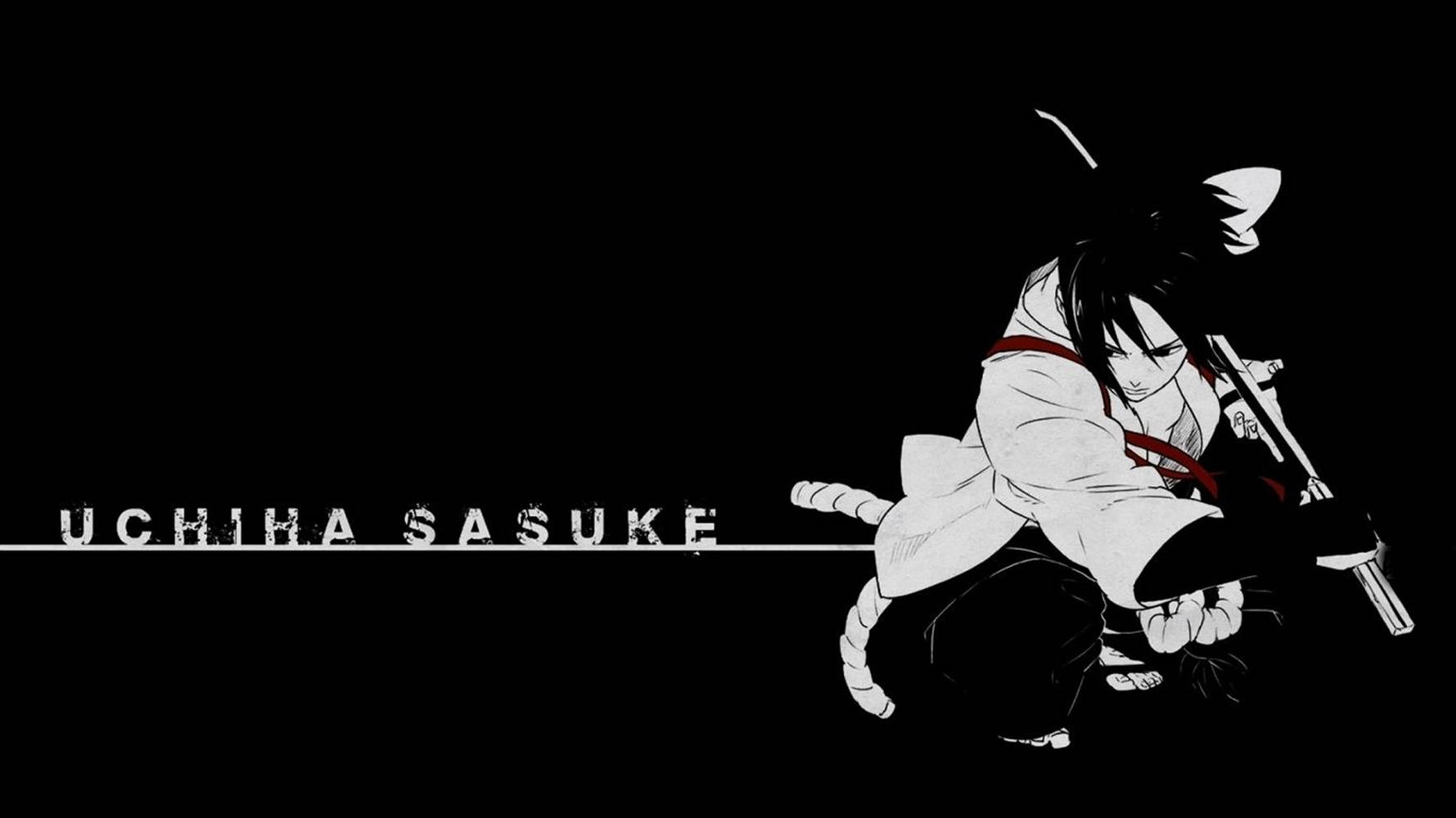 sasuke uchiha 桌布 壁紙 — 黑白動畫角色宇智波佐助蹲著手持苦無，背景為純黑色，他的名字以磨損字體呈現。