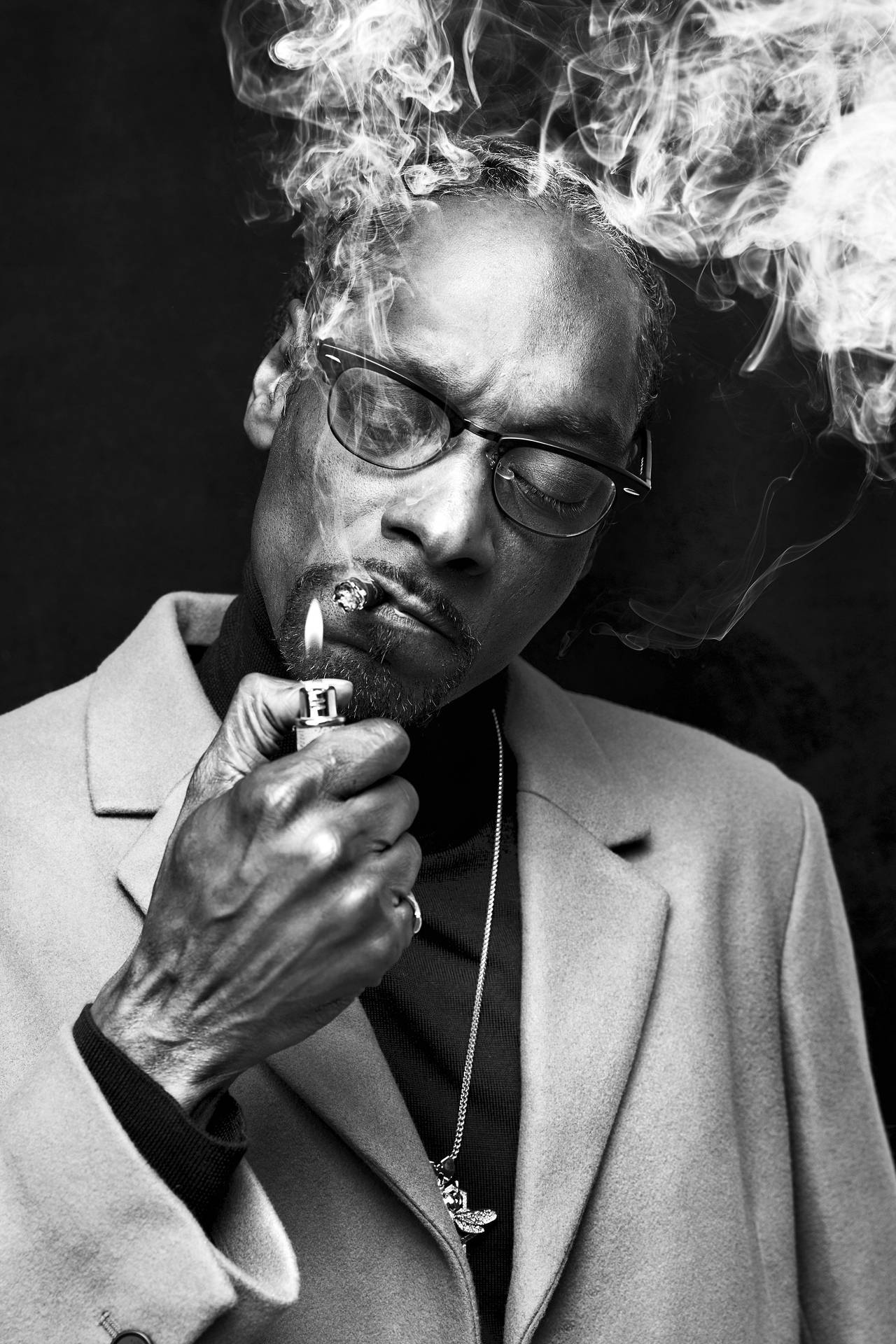 Snoop Dogg 穿著外套抽煙，煙霧在他頭頂升起。