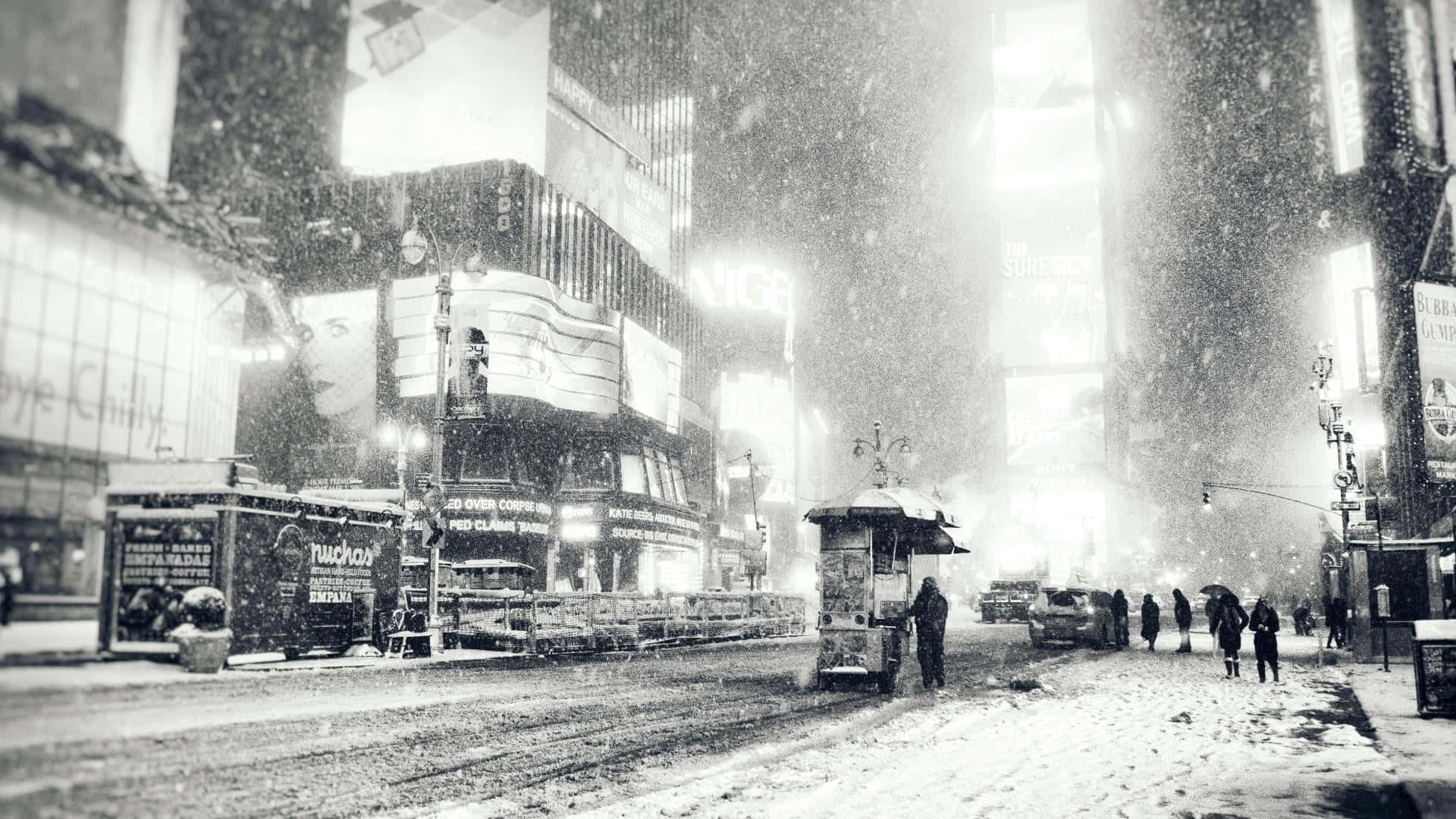 雪夜城市街道，發光霓虹招牌與行人。