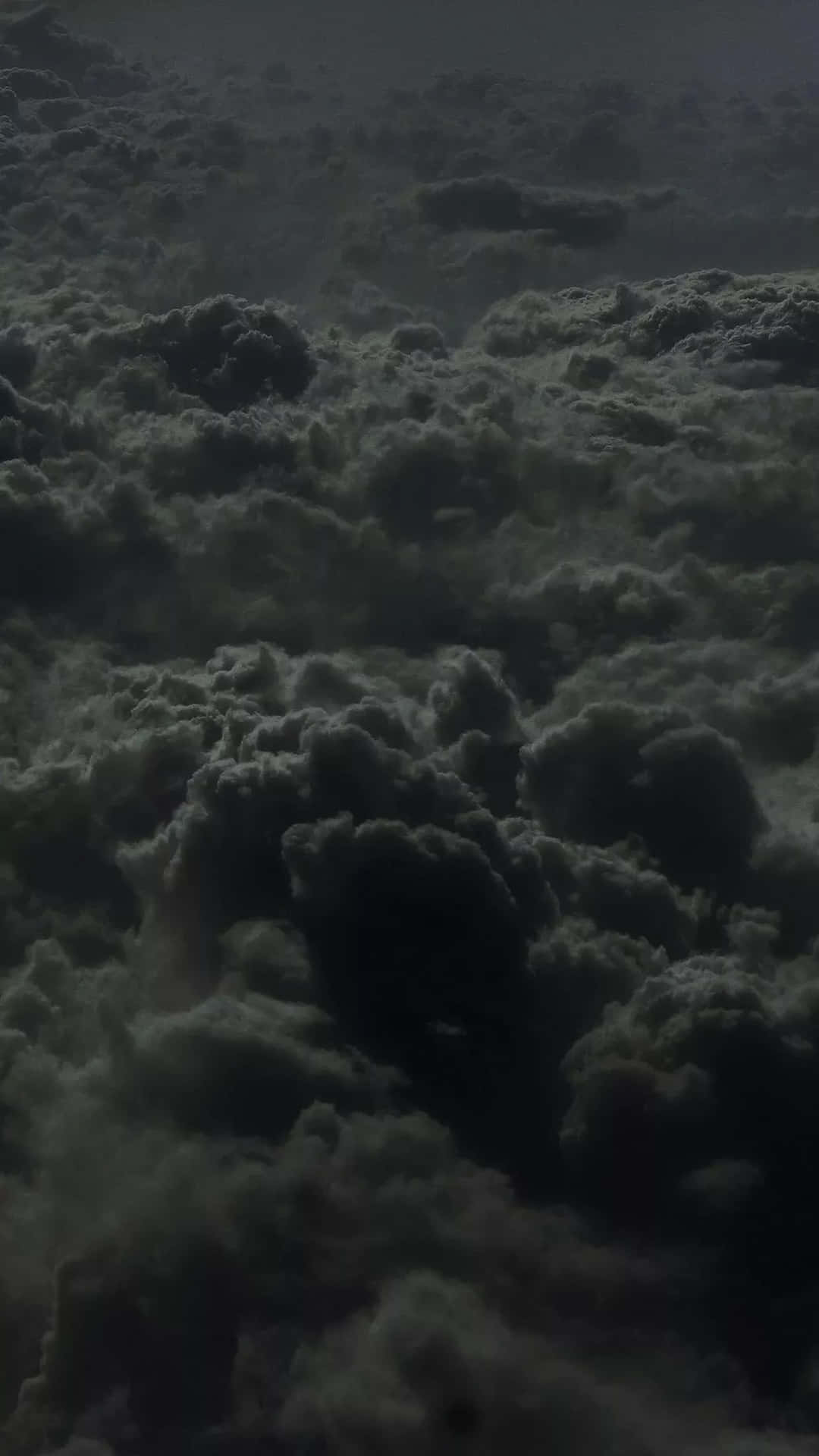 深綠色風暴雲喺戲劇性航拍圖中旋轉。