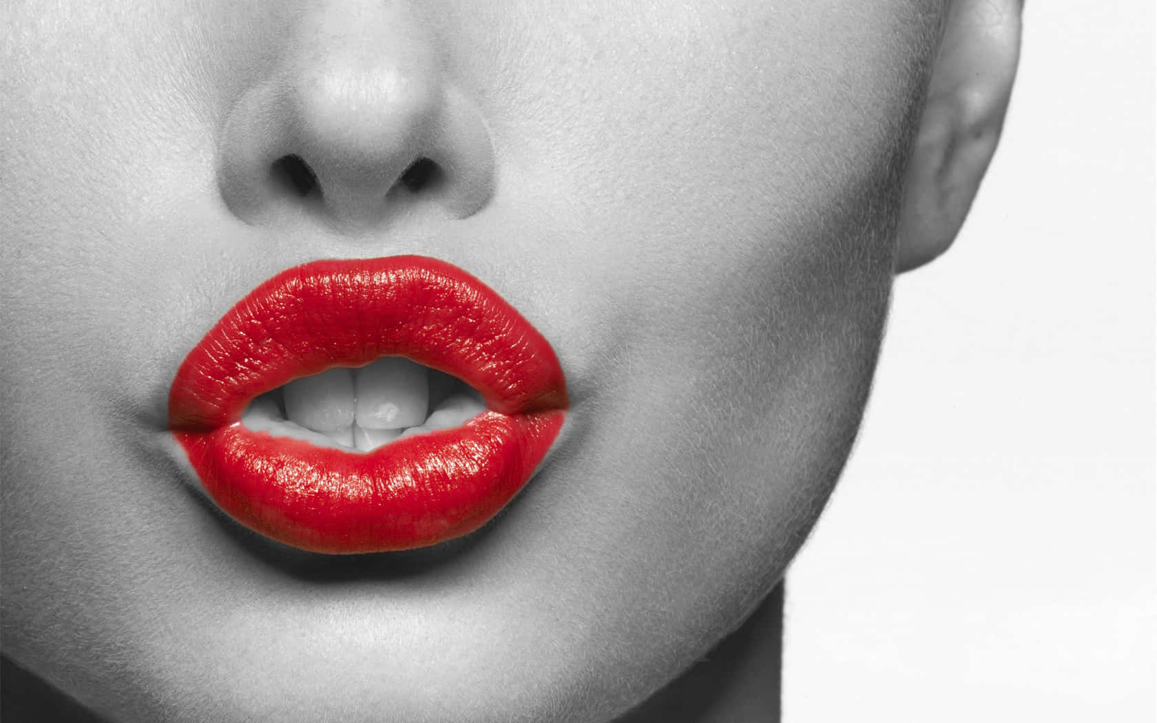 lips 桌布 壁紙 — 黑白女性臉部特寫，鮮紅嘴唇微微張開，背景簡潔。