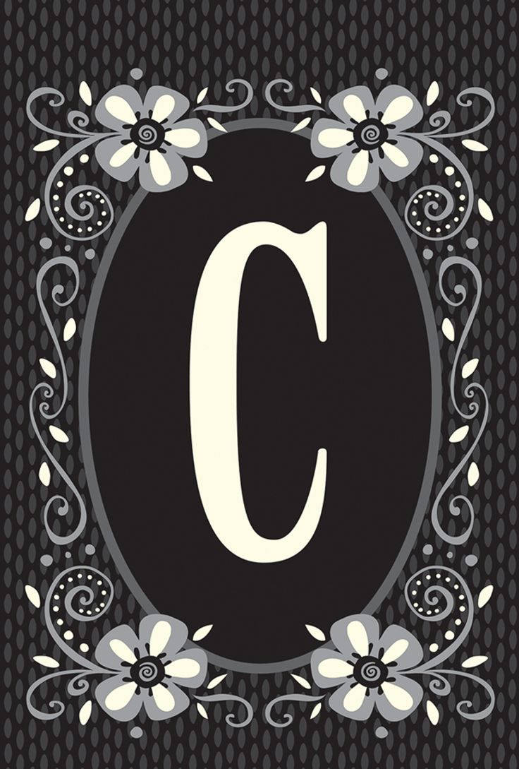 黑白字母C 壁紙 — 一個大型奶油色字母C，置於華麗的灰色花卉框架中央，背景為深色紋理。
