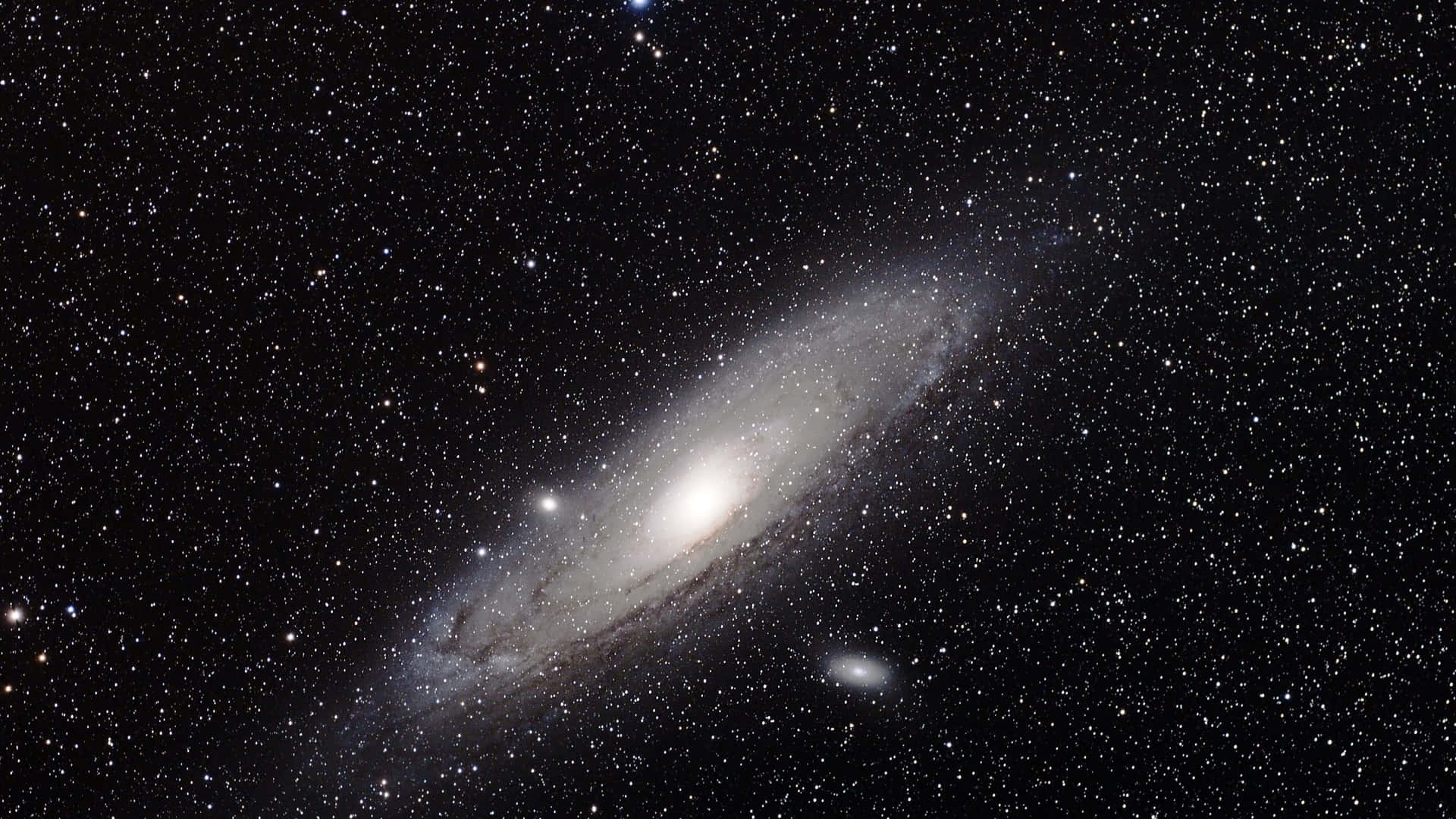 帶有明亮核心和星空背景的螺旋星系
