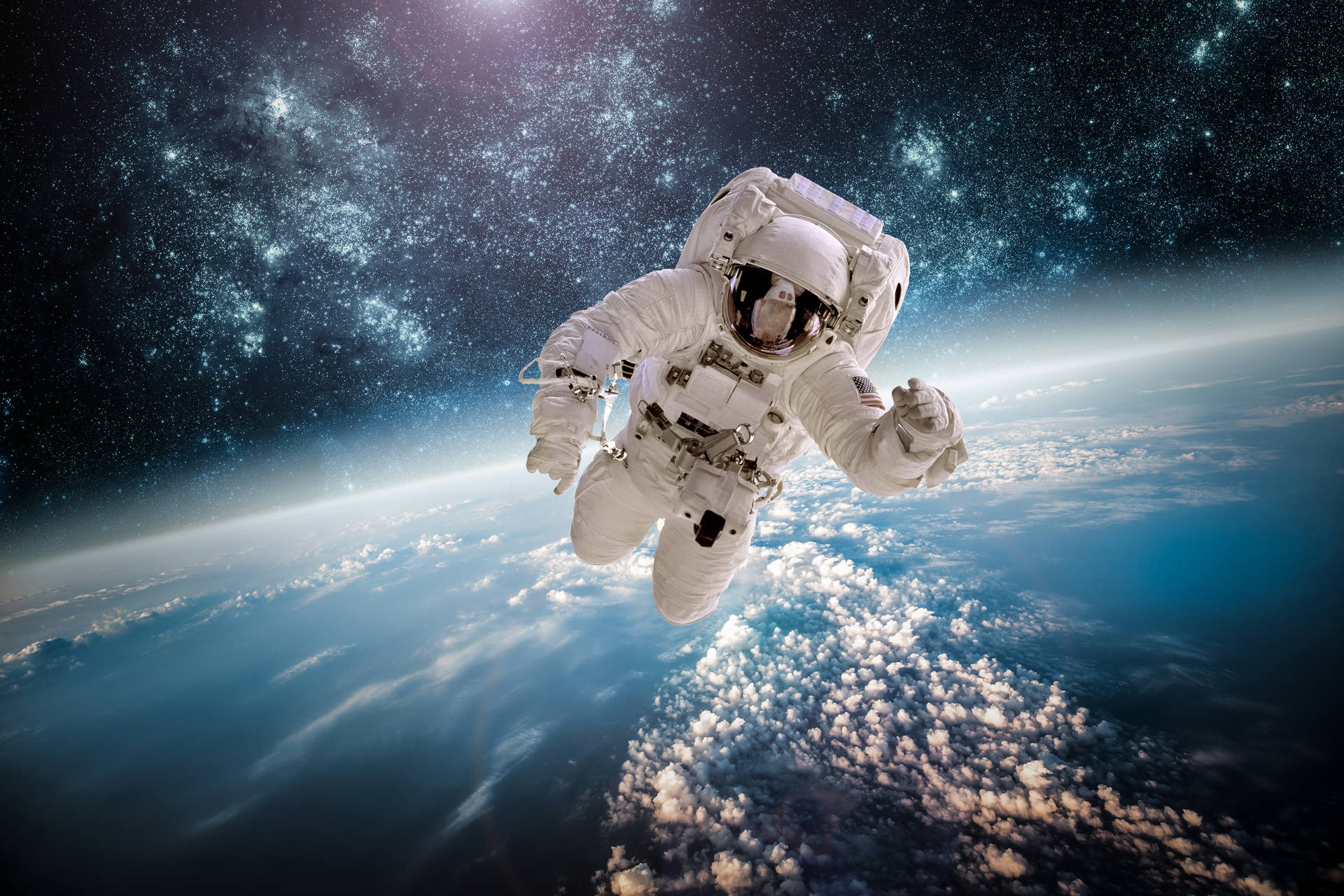 太空人在星空下漂浮於地球雲層之上。